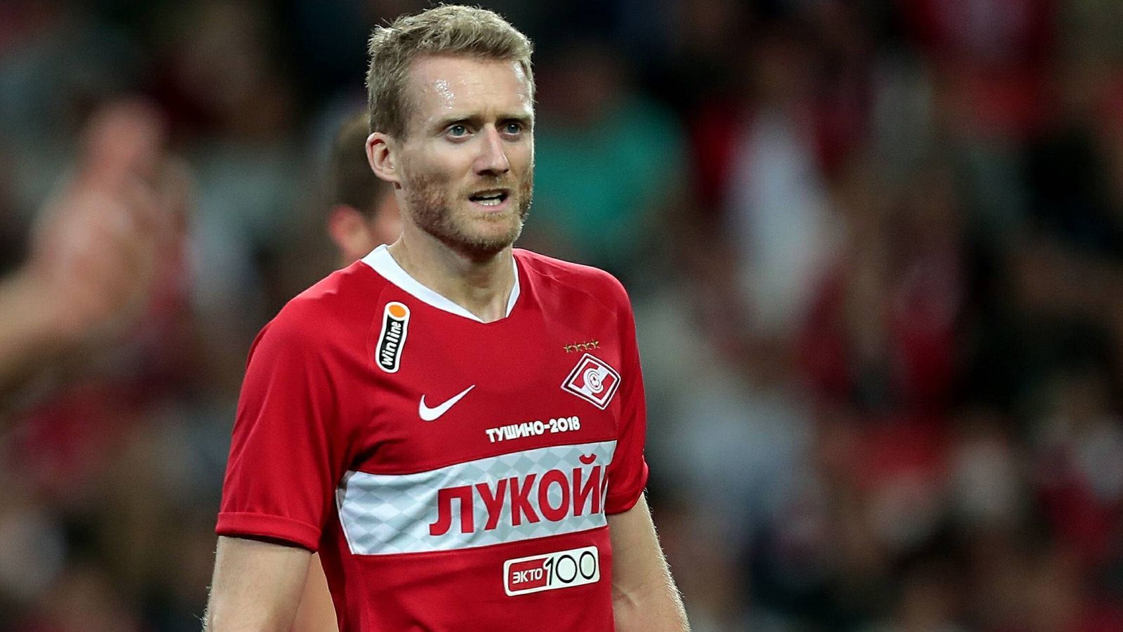 
                <strong>Andre Schürrle (Spartak Moskau, Premjer-Liga) </strong><br>
                Für gleich zwei Spieler auf dem BVB-Abstellgleis öffnete sich im Sommer die Tür nach Russland. Weltmeister Andre Schürrle kehrte nach dem Abstieg mit Fulham vorzeitig zum BVB zurück, doch da man in Dortmund weiterhin keine Verwendung für Schürrle sah, ging es für den 28-Jährigen nach Russland. Auf Leihbasis spielt der gebürtige Ludwigshafener nun für Spartak Moskau. In elf Pflichtspielen der russischen Liga und der Europa League-Quali traf Schürrle zweimal und bereitete weitere vier Treffer vor.     
              