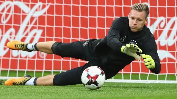 
                <strong>Bernd Leno (Bayer Leverkusen)</strong><br>
                Schon bei den zurückliegenden Lehrgängen von Bundestrainer Joachim Löw, war Leverkusens Keeper Bernd Leno regelmäßig dabei und wird in Russland die Backup-Rolle von ter Stegen einnehmen. Bei seinen bisherigen sechs Länderspielen hat der 26-Jährige immerhin schon gezeigt, dass auf ihn Verlass ist, falls ter Stegen ausfallen sollte.
              