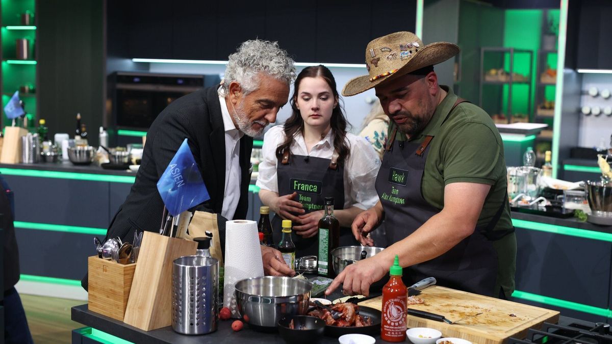 Bei "The Taste" 2024 zeigt Star-Koch Mario Gamba den Kandidat:innen Franca und Hawk sein Handwerk.