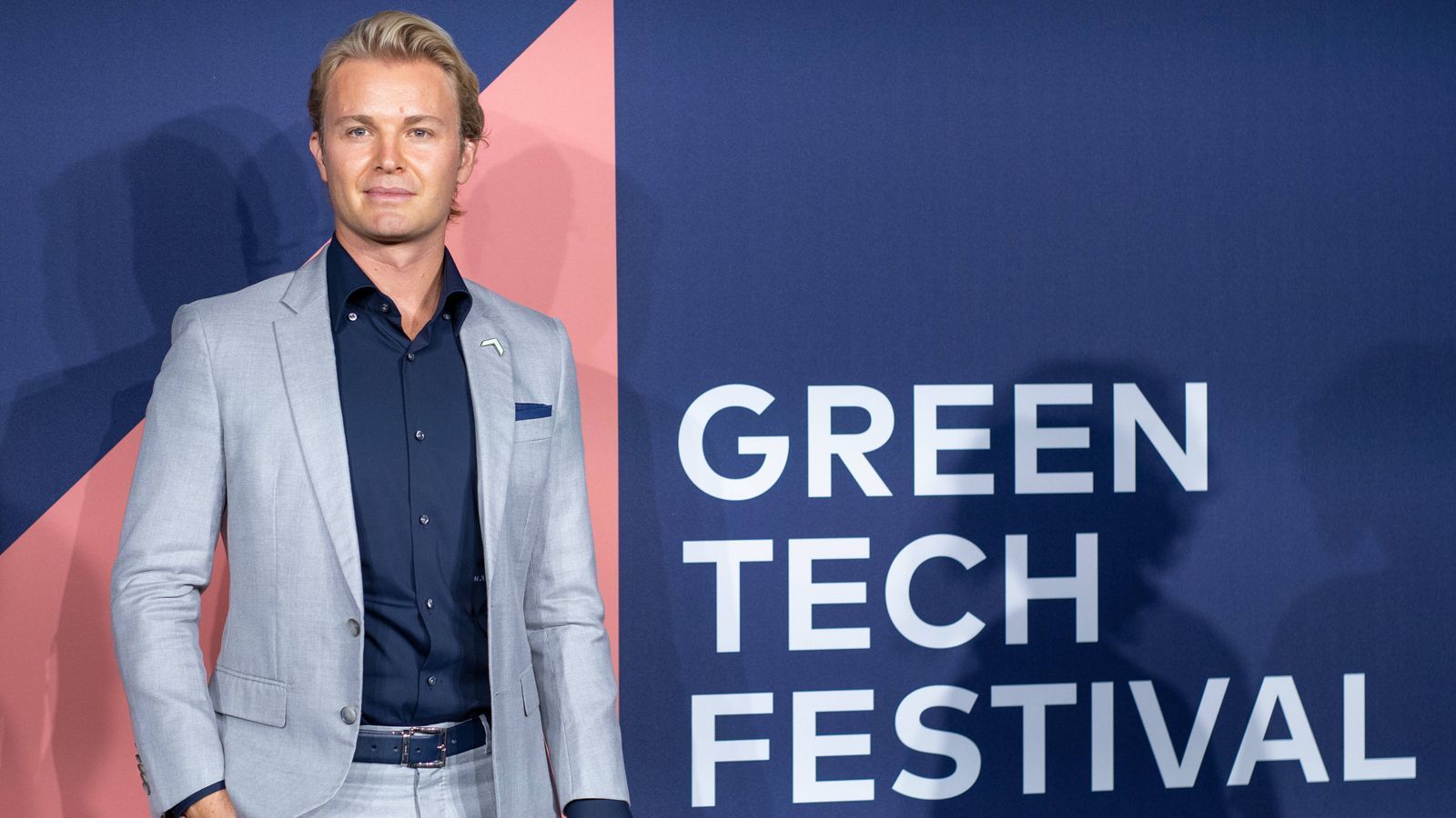 
                <strong>Nico Rosberg</strong><br>
                Nach Hamiltons Vorbild macht sich auch Rosberg stark für den Umweltschutz. So nahm er 2019 am alljährlich stattfindenden Weltwirtschaftsforum in Davos teil, wo er unter anderem die Formel 1 kritisierte und den konsequenten Umstieg auf Elektro-Technologie forderte: "Wenn überall nur noch Elektro- oder wasserstoffbetriebene Autos verkauft werden, dann kann die Formel 1 nicht weiter mit Verbrennungsmotoren fahren." Rosberg geht mit gutem Beispiel voran. Er ist Anteilseigner bei TRE, einem der führenden Unternehmen in Sachen Fahrwerksentwicklung, das das Chassis für ein autonom fahrendes Elektrotaxi beisteuert. Der Clou: Dank der völlig neu konzipierten Radaufhängung kann das Shuttle seitlich einparken, auf der Stelle wenden und bisher unmögliche Ausweichmanöver fahren.
              