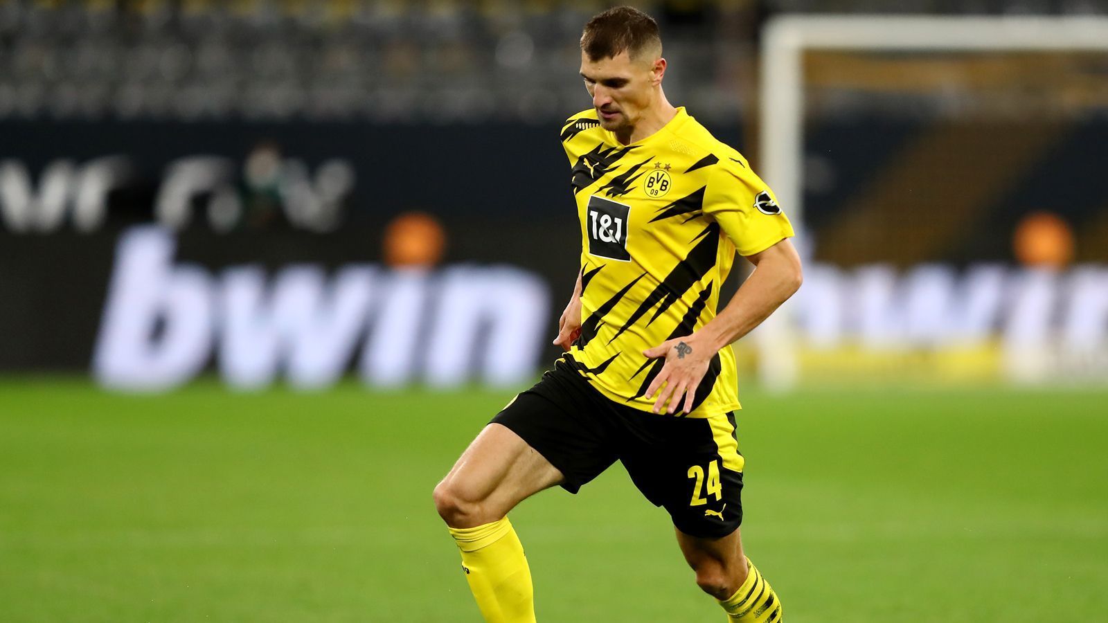 
                <strong>Abwehr: Thomas Meunier (Borussia Dortmund)</strong><br>
                Thomas Meunier, Dortmunds ablösefreier Neuzugang von Paris St. Germain, konnte die von Achraf Hakimi hinterlassene Lücke auf der rechten, defensiven Außenbahn, wenn überhaupt, nur ansatzweise schließen. Vor allem in der Offensive fehlen dem belgischen Nationalspieler die Scorer-Qualitäten seines Vorgängers und die Fans kritisieren zudem den etwas hölzernen Spielstil des 1,91 Meter großen Außenverteidigers. Bislang brachte es Meunier in der Bundesliga nur zu je einem Tor bzw. einer Vorlage. 
              