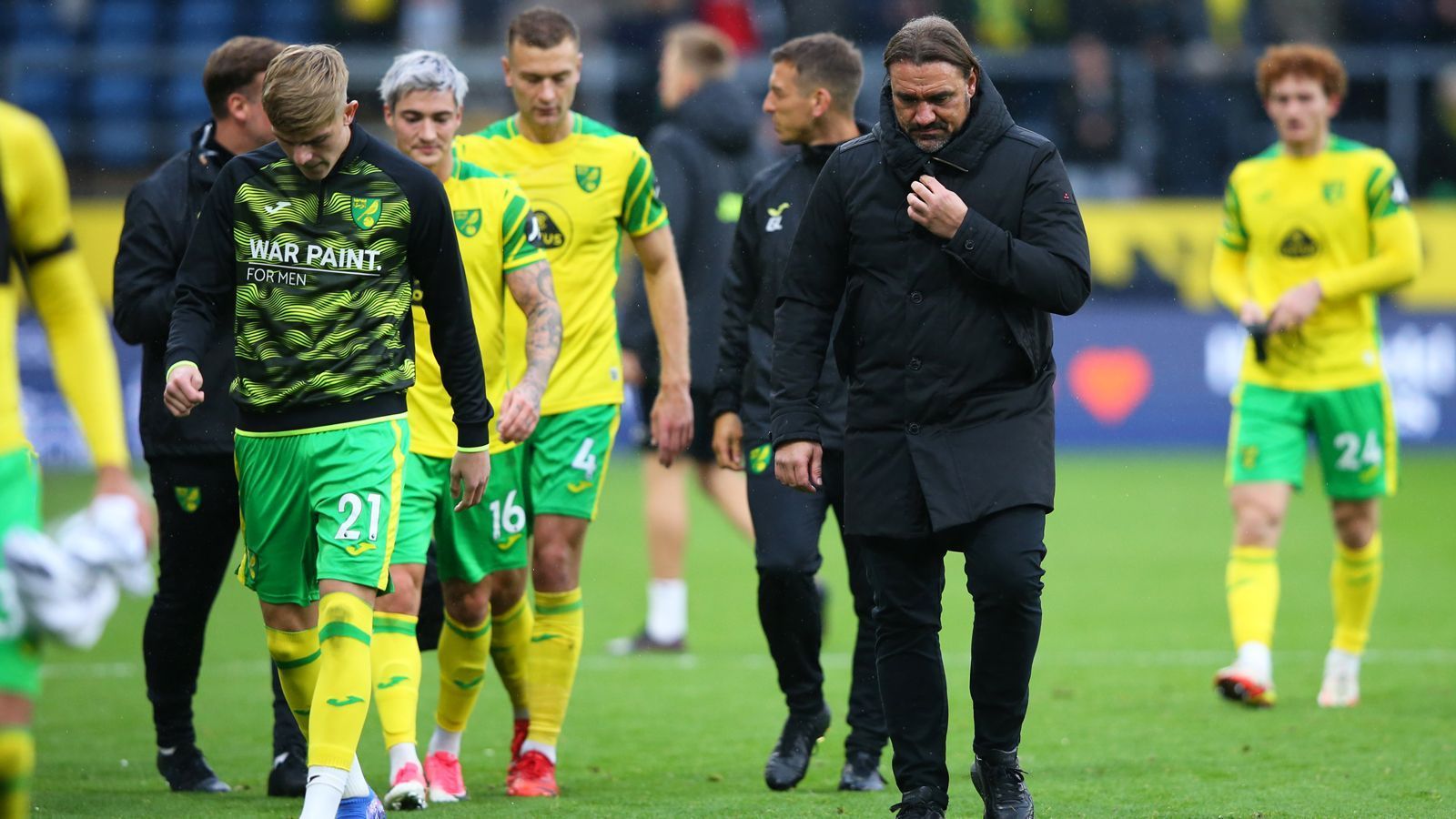 
                <strong>Norwich City (Premier League/England)</strong><br>
                In der englischen Premier League sind nach sieben Spieltagen sogar noch vier Teams ohne einen Dreier. Den schwächsten Saisonstart legte Aufsteiger Norwich City unter dem deutschen Trainer Daniel Farke (re.) hin. Die "Kanarienvögel" holten vor der Länderspielpause durch ein torloses Remis gegen Burnley überhaupt den ersten Punkt der Saison, zuvor setzte es sechs Niederlagen in Serie - vier davon zudem ohne eigenen Treffer. Damit droht Norwich möglicherweise ein ähnlich sang- und klangloser Abstieg wie vor zwei Jahren. Norwich, damals bereits von Farke gecoacht, stieg 2020 mit nur 21 Punkten als abgeschlagenes Schlusslicht ab.
              