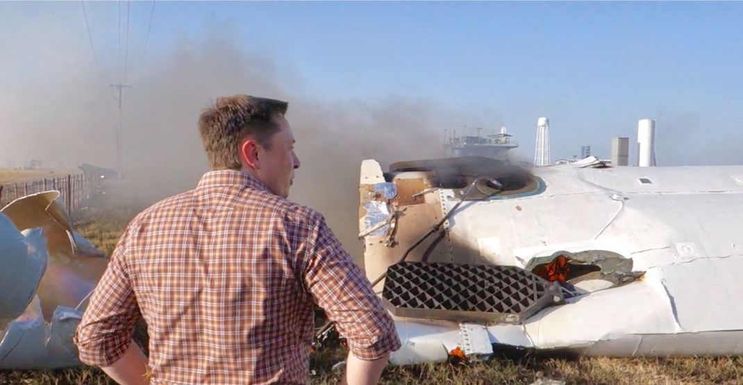 SpaceX-Chef Elon Musk schaut 2014 auf die rauchenden Trümmer der Falcon-9-Testrakete "F9R Dev1". Die Rakete sprengte sich wegen einer Fehlfunktion während des Flugs selbst in die Luft.