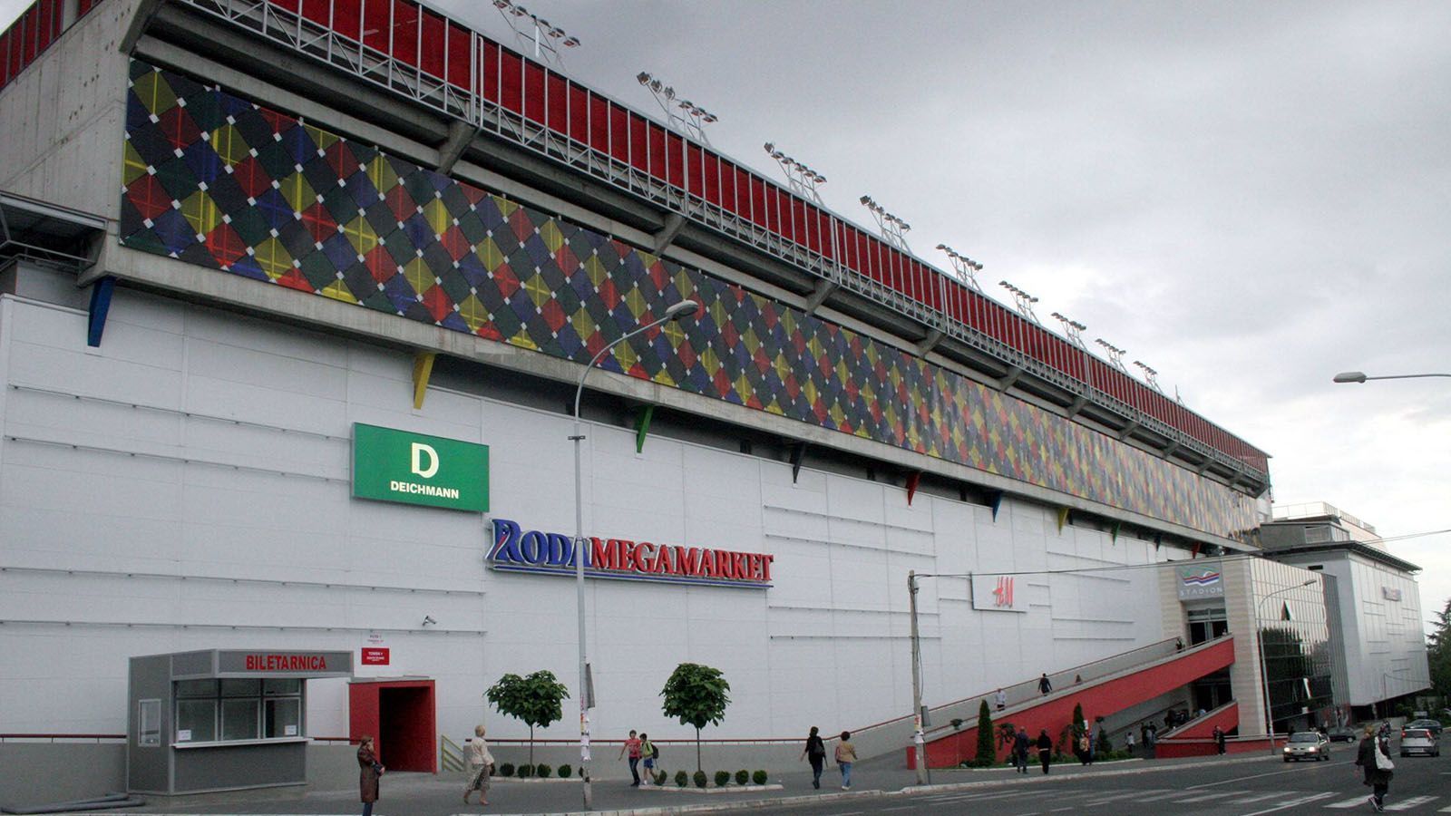 
                <strong>Stadion Vozdovac (Belgrad)</strong><br>
                Das Stadion Vozdovac steht in Belgrad, der Hauptstadt Serbiens. Das gut 5.000 Zuschauer fassende Stadion ist auf der Welt einzigartig, denn es befindet sich auf dem Dach eines Einkaufszentrums. Dementsprechend erhält es auch den Beinamen "Stadion Shopping Center". Kein Wunder, dass seit der Eröffnung im Jahr 2013 diese Spielstätte eine touristische Aktion Serbiens geworden ist.
              