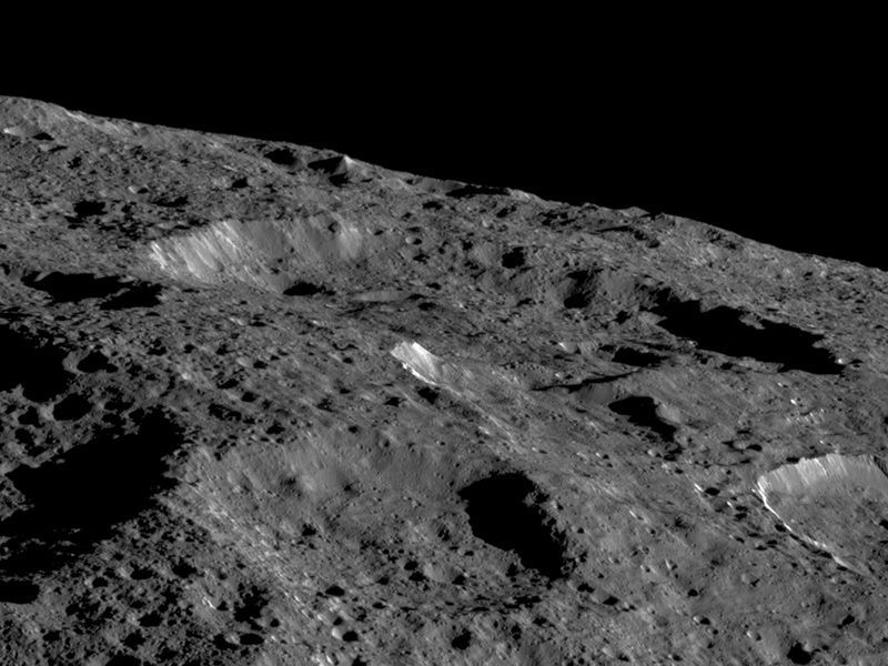 Dawn untersuchte vor allen die bis zu 250 Kilometer breiten Impaktkrater auf Ceres.