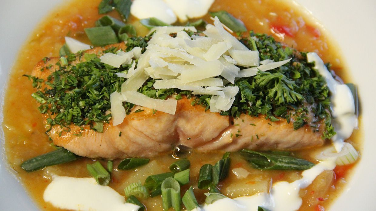 Lachsfilet mit Kräuterkruste auf Kartoffelgulasch - kabel eins