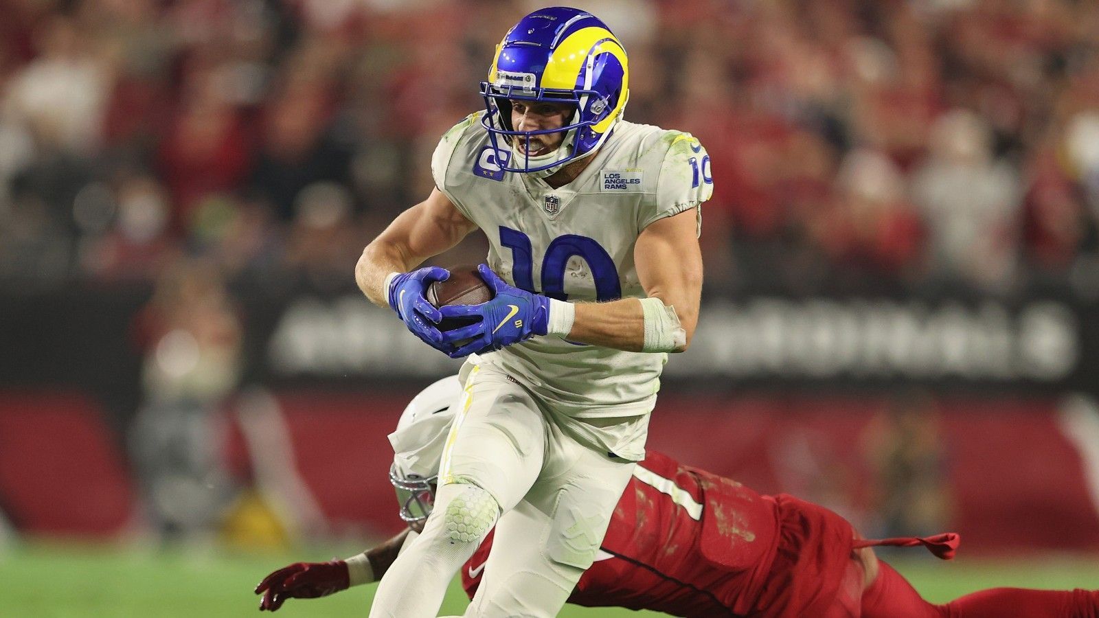 
                <strong>Cooper Kupp - Receiving Yards</strong><br>
                Cooper Kupp kann am letzten Spieltag, genau wie Tom Brady, gleich zwei neu Rekorde aufstellen. Aktuell hat der Wide Receiver der Los Angeles Rams 1.829 Receiving Yards auf seinem Konto. Die bisherige Bestmarke kommt von Calvin Johnson, dem im Jahr 2012 im Jersey der Detroit Lions 1.964 Yards gelangen. Kupp braucht gegen die San Francisco 49ers also 136 Yards, um neuer Rekordhalter zu werden.
              