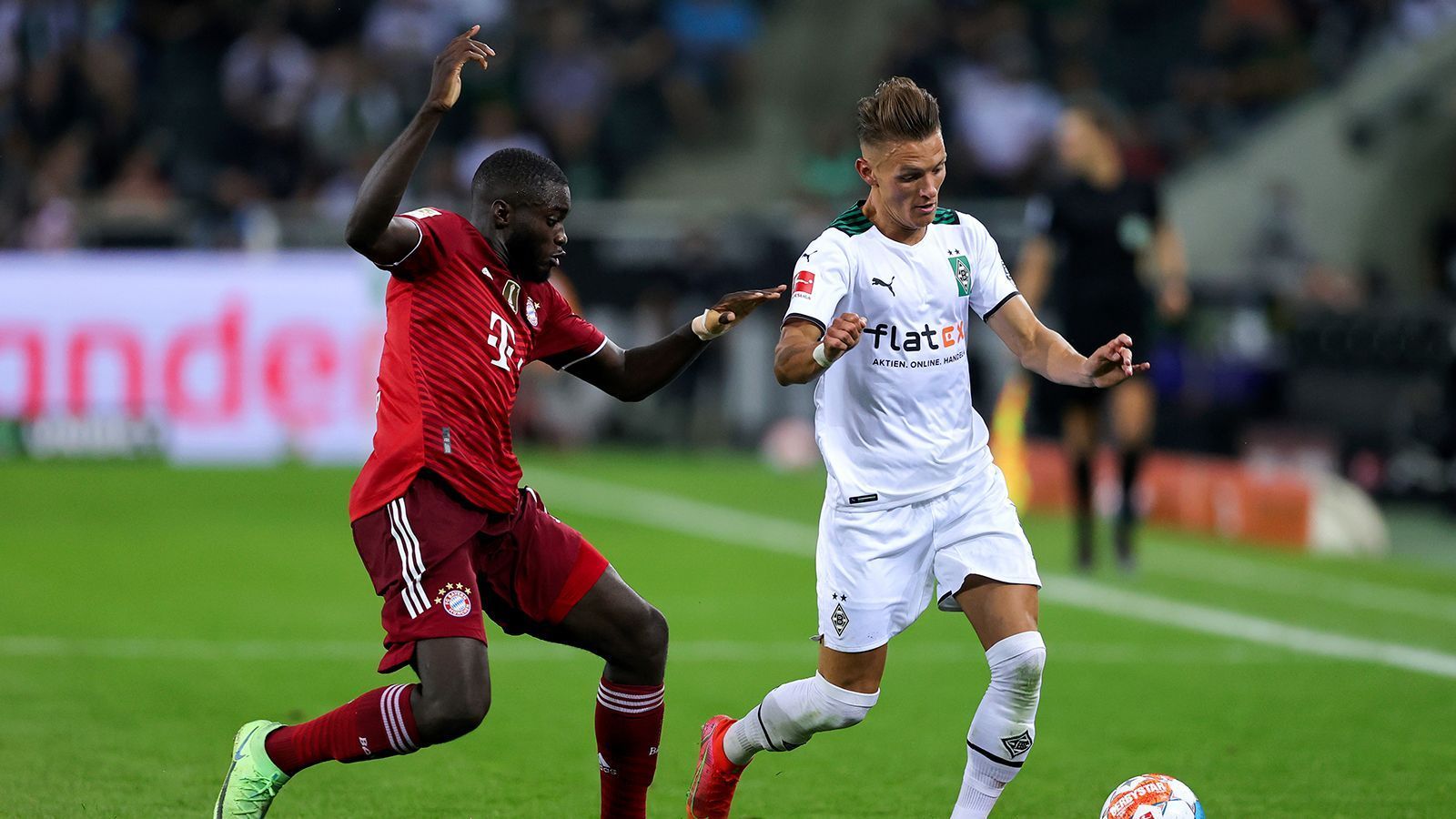 
                <strong>Dayot Upamecano (FC Bayern München)</strong><br>
                In der stürmischen Gladbacher Anfangsphase schwimmt der Ex-Leipziger bisweilen ganz ordentlich. Ihm kommt entgegen, dass sich die Gastgeber mehr und mehr zurückziehen. Streut immer mal wieder den "Bruder Leichtfuß" ein, wofür er auch eine Ansage von Müller kassiert. Fängt wieder an zu schwimmen, als die Gladbacher nochmal aufdrehen. Hat bei mindestens einer Aktion gegen Thuram Glück, dass es keinen Elfmeter gibt. ran-Note: 4
              