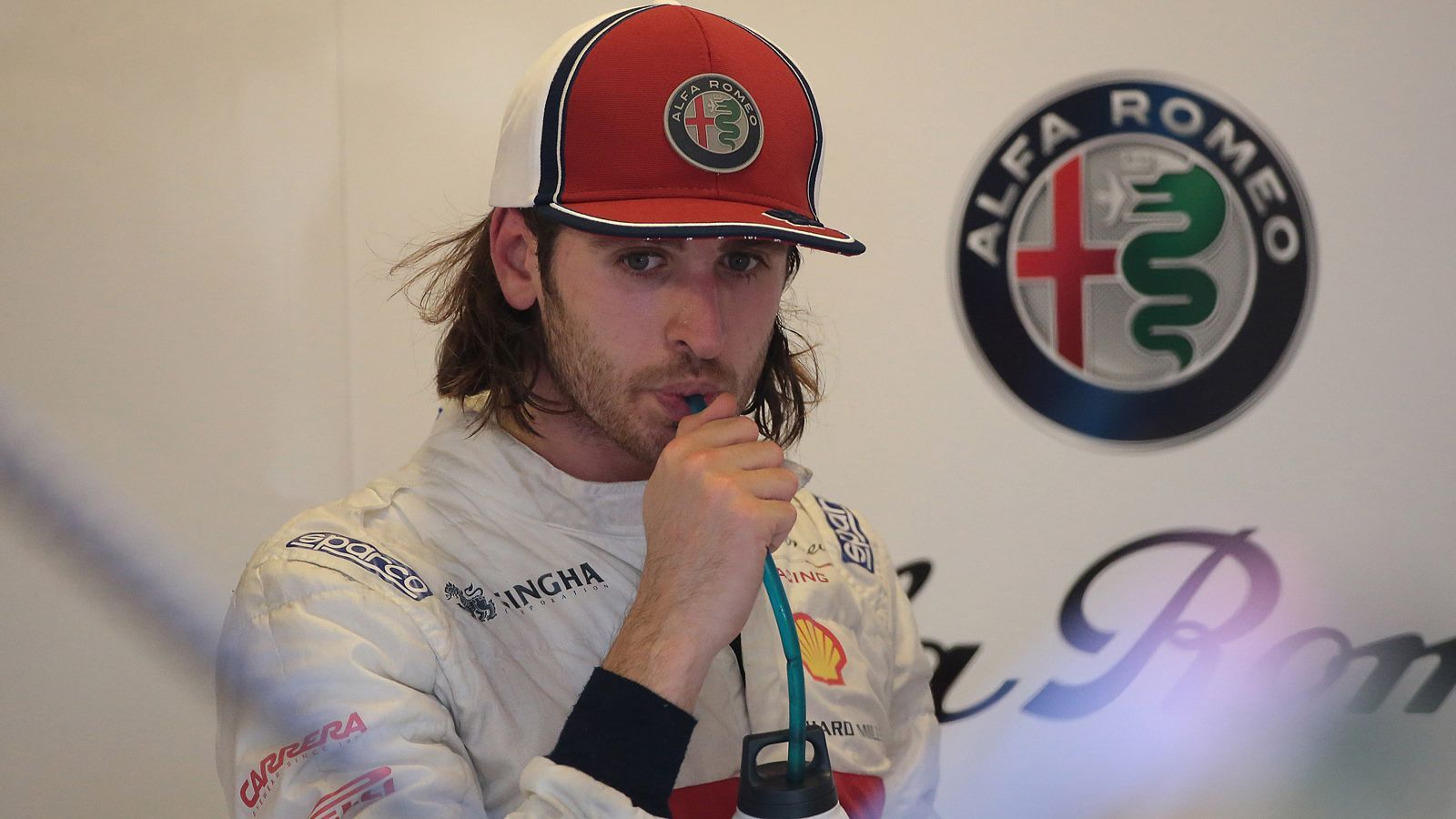 
                <strong>17. Antonio Giovinazzi (Alfa Romeo)</strong><br>
                Er brauchte seine Anlaufzeit, sah anfangs kein Land gegen Teamkollege Kimi Räikkönen. Kam aber immer besser in Fahrt, distanzierte den Finnen hin und wieder, setzte Highlights und verdiente sich seinen Vertrag für 2020 durch seine Leistungen und nicht nur, weil Ferrari bei Alfa Romeo die Finger auf dem zweiten Platz hat. 
              