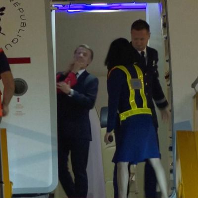 Der Video-Eklat um das französische Präsidentenpaar Emmanuel und Brigitte Macron zieht auch den Spott aus Moskau auf sich.
