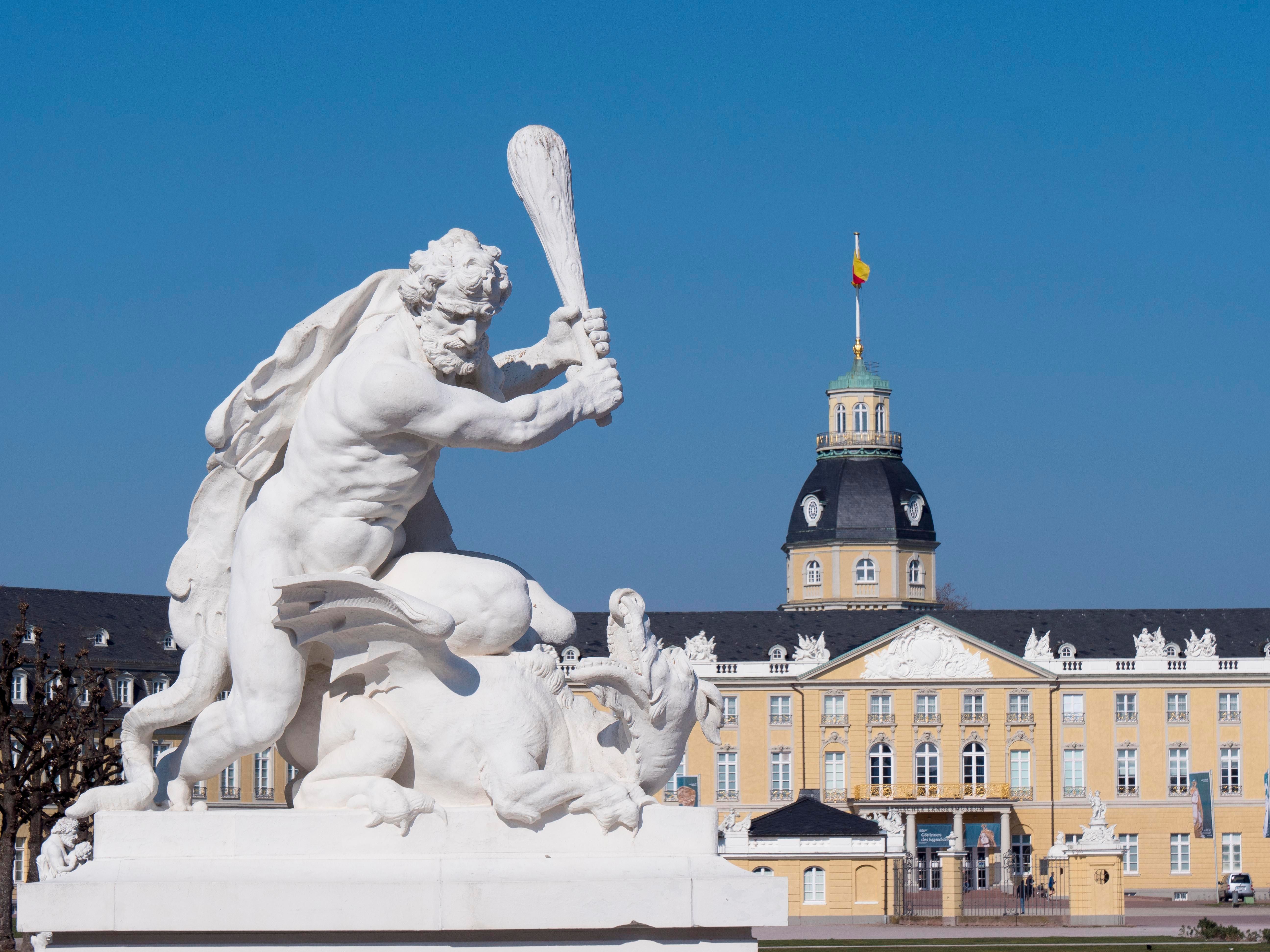 Weiße Skulptur von einem Mann im Kampf mit einem Drachen, Schloss Karlsruhe.