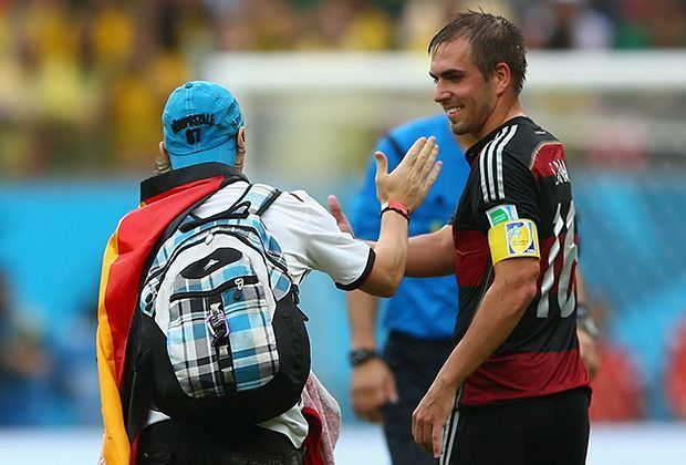 
                <strong>USA vs. Deutschland (0:1) - Auch Lahm ist dabei</strong><br>
                Und wenn man schon Mal auf dem Platz ist, dann gehört es einfach zum guten Ton, auch dem deutschen Kapitän die Hand zu geben. 
              