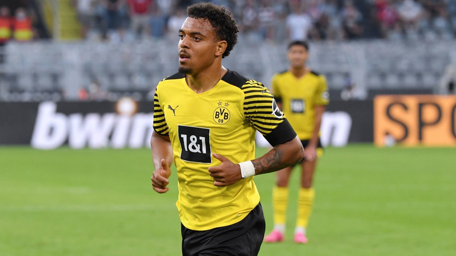 
                <strong>Donyell Malen</strong><br>
                Bei seinem Startelfdebüt fällt der Niederländer zunächst nur mit einem unbeabsichtigten Wischer durch das Gesicht von Lienhart auf. Mit seiner Schnelligkeit sorgt er aber auch mehrfach für erhöhten Puls in der Freiburger Abwehr. Als es richtig kribbelig wird, hat Malen aber Feierabend und muss Moukoko Platz machen. ran-Note: 4
              