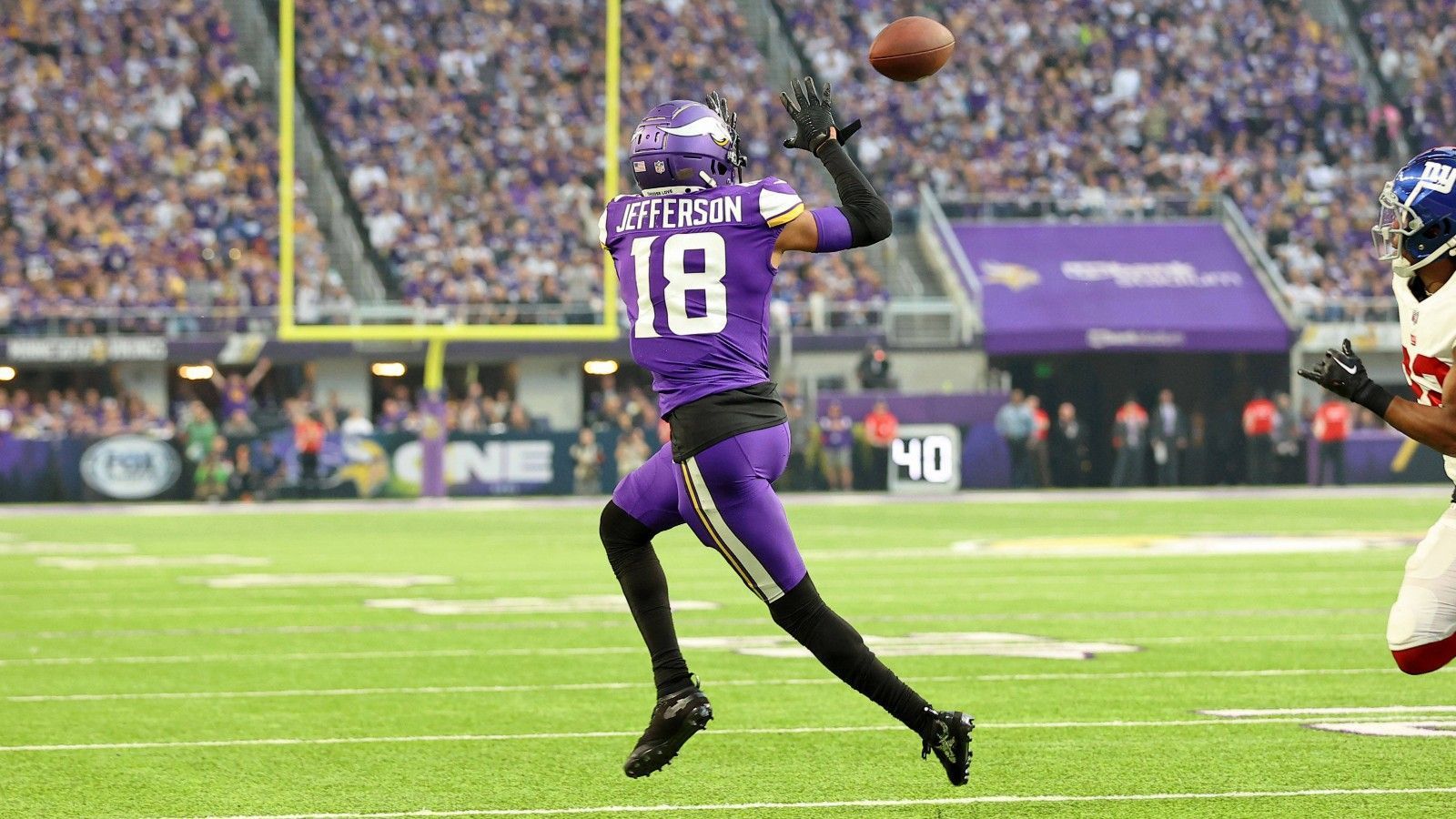 
                <strong>Platz 8: Minnesota Vikings</strong><br>
                &#x2022; Starter: Justin Jefferson, Jordan Addison, K.J. Osborn<br>&#x2022; Backups: Jalen Reagor, Jalen Nailor, Brandon Powell<br>Ein anderes Bild lässt sich bei den Minnesota Vikings zeichnen. Justin Jefferson ist der vielleicht beste Receiver der Liga und kann Spiele allein schultern. Dieses Jahr kriegt er Verstärkung von Jordan Addison, der am College mit Route Running und Catching brillierte. K.J. Osborn ist eine solide Anspielstation, die vergangenes Jahr über 600 Yards sammelte. Allerdings muss das Trio fit bleiben (und Addison erst einmal seine NFL-Tauglichkeit unter Beweis stellen), denn hinter den Startern wird es bei den Vikings schnell dünn. 
              