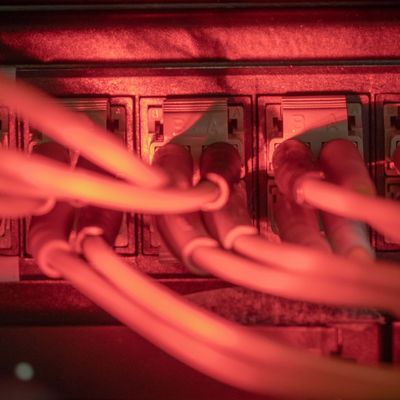 Glasfaserkabel in einem Serverraum