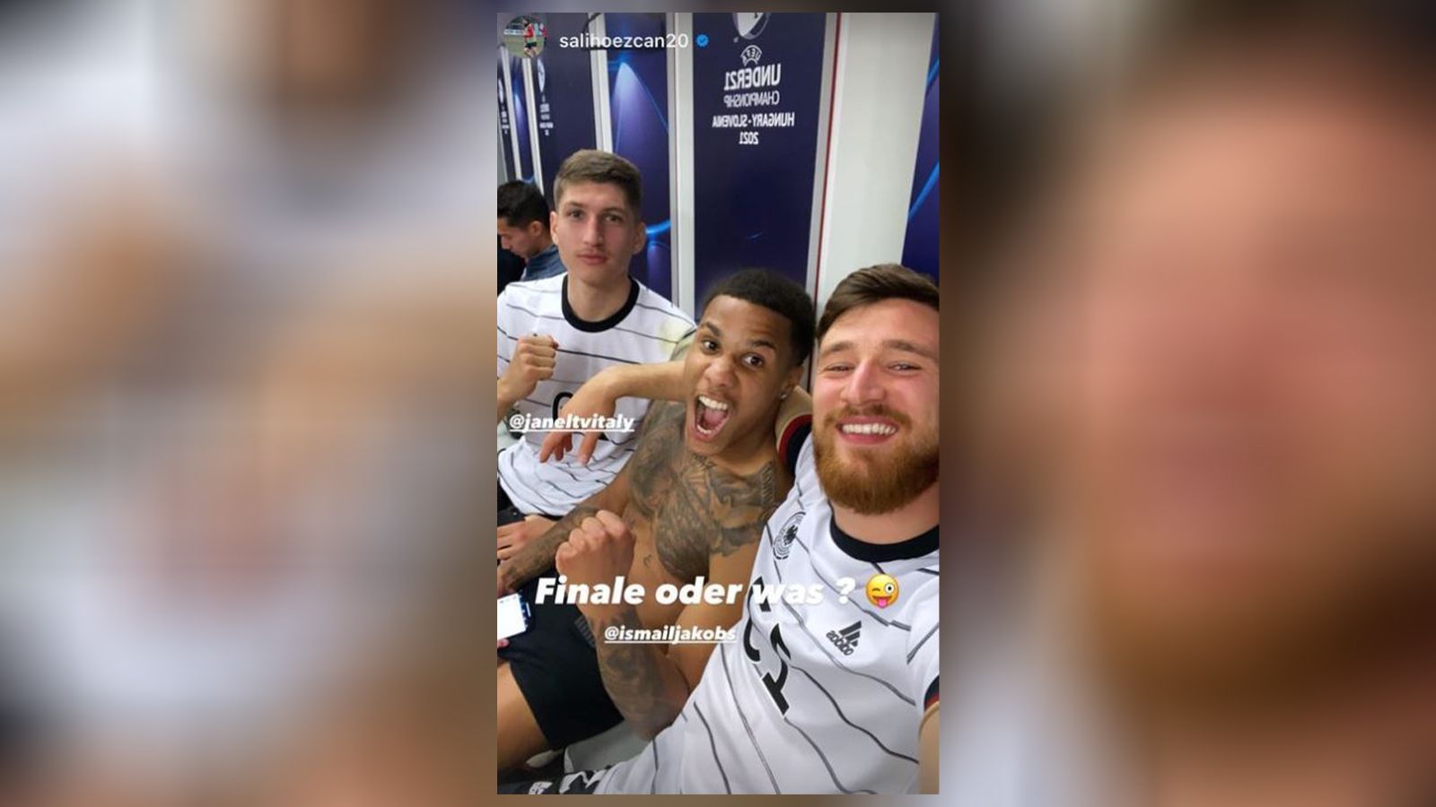 
                <strong>EM-Finale! Die Partybilder der deutschen U21</strong><br>
                Ismail Jakobs mag die Kamera. Dieses Mal posiert er auf dem Siegerfoto mit Salih Özcan (rechts) und Vitaly Janelt. Die Stimmung ist prächtig.
              