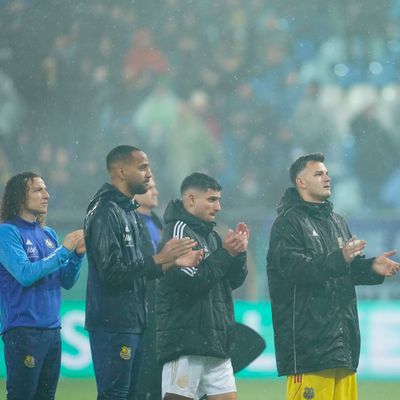 Viertelfinale im Ludwigspark-Stadion. Die Spieler von Saarbrücken applaudieren auf dem Spielfeld. 