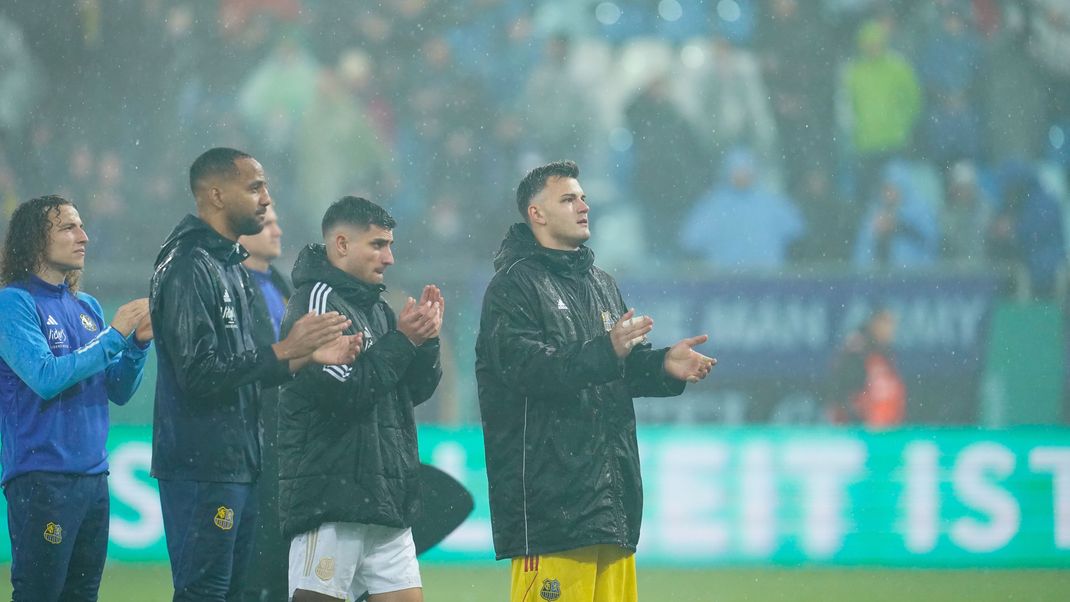 Die Spieler von Saarbrücken applaudieren auf dem Spielfeld im Ludwigspark-Stadion: Das Viertelfinalspiel zwischen dem Drittligisten und Mönchengladbach musste abgesagt werden.