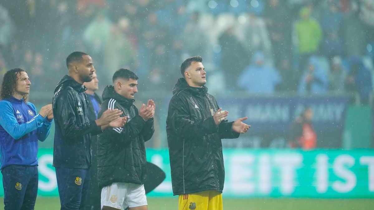 Viertelfinale im Ludwigspark-Stadion. Die Spieler von Saarbrücken applaudieren auf dem Spielfeld. 