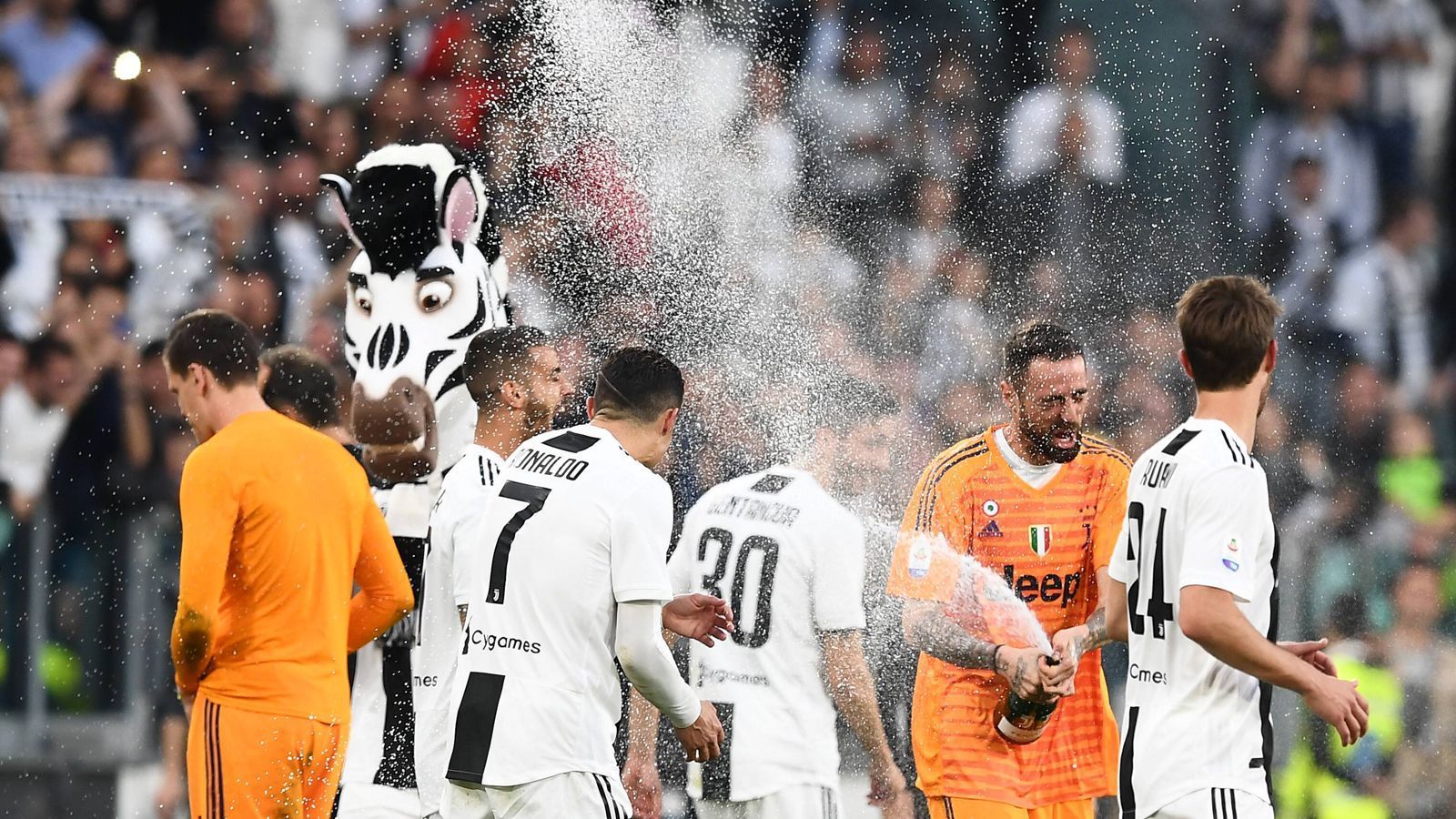 
                <strong>Platz 1 (geteilt) - Italien: Juventus Turin</strong><br>
                &#x2022; Anzahl der Meistertitel in Serie: 9 - <br>&#x2022; Zeitpunkt der Meister-Serie: 2012-2020<br>
              