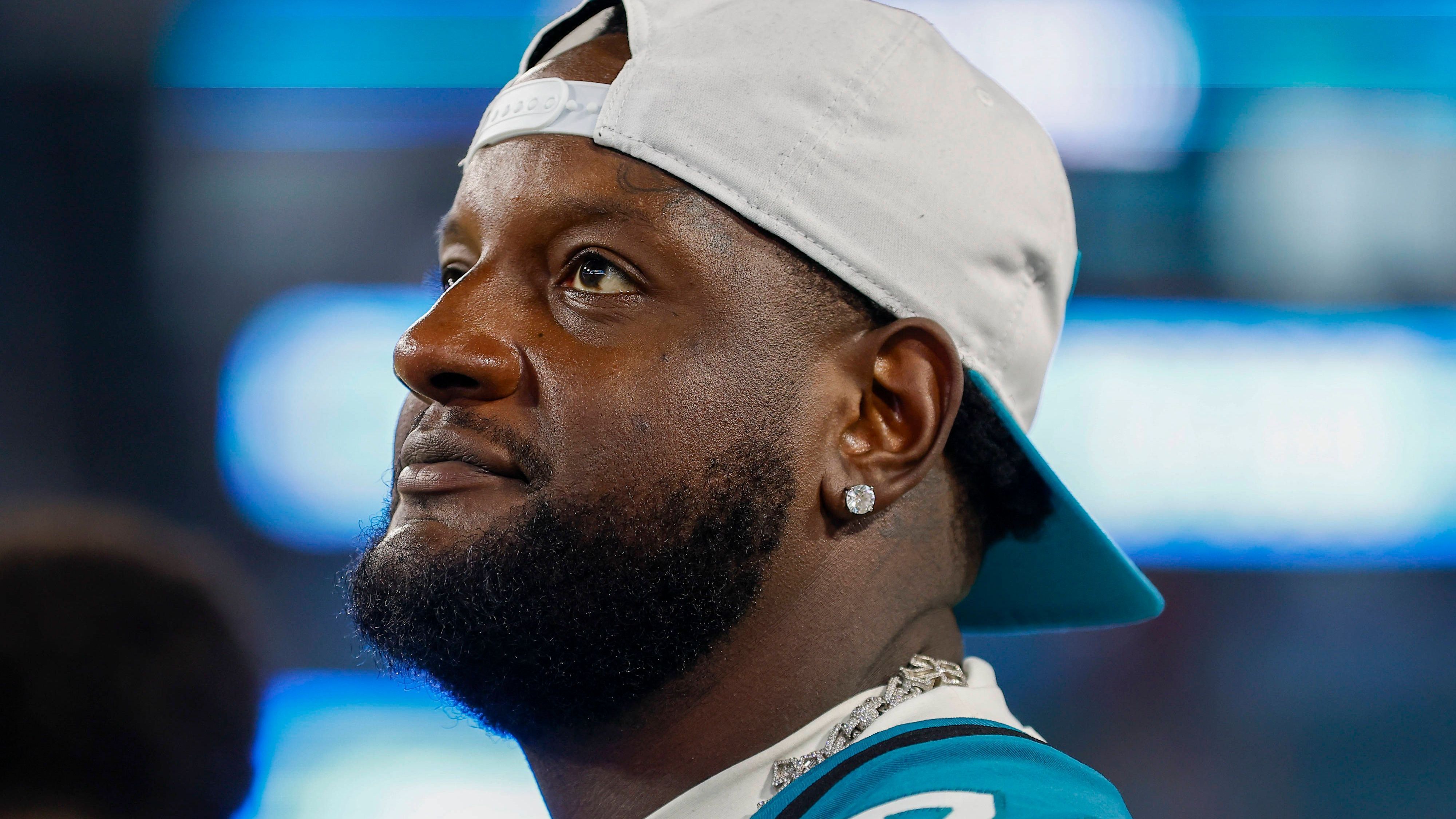 <strong>Cam Robinson (Minnesota Vikings)</strong><br>Für Robinson und einen conditional Siebtrundenpick 2026 erhalten die Jaguars im Gegenzug einen Fünft- beziehungsweise Viertrunden-Pick - dies hängt von Robinsons Einsätzen ab. In Minneapolis schlüpfte Left Tackle David Quessenberry in Darrisaws Rolle - Robinson dürfte ihm nun Konkurrenz machen. Am Wochenende stand der Vikings-Neuzugang im Jaguars-Kader gegen die Green Bay Packers, kam allerdings erstmals nicht zum Einsatz. Die Vikings können nach Week 8 eine Bilanz von 5:2 vorweisen.