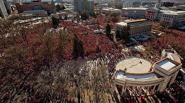 
                <strong>Sieger-Parade der Denver Broncos</strong><br>
                Eine Stadt erstrahlt in Orange: Im Civic Center Park tummeln sich die Broncos-Fans.
              