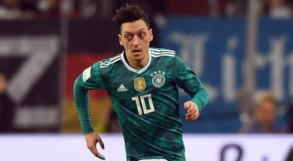 
                <strong>Mesut Özil (FC Arsenal)</strong><br>
                Zwar plagen Mesut Özil derzeit Rückenprobleme, dennoch dürfte er mit nach Russland kommen. Aufgrund seiner schwankenden Leistungen muss der 29-Jährige aber um seinen Stammplatz kämpfen.
              