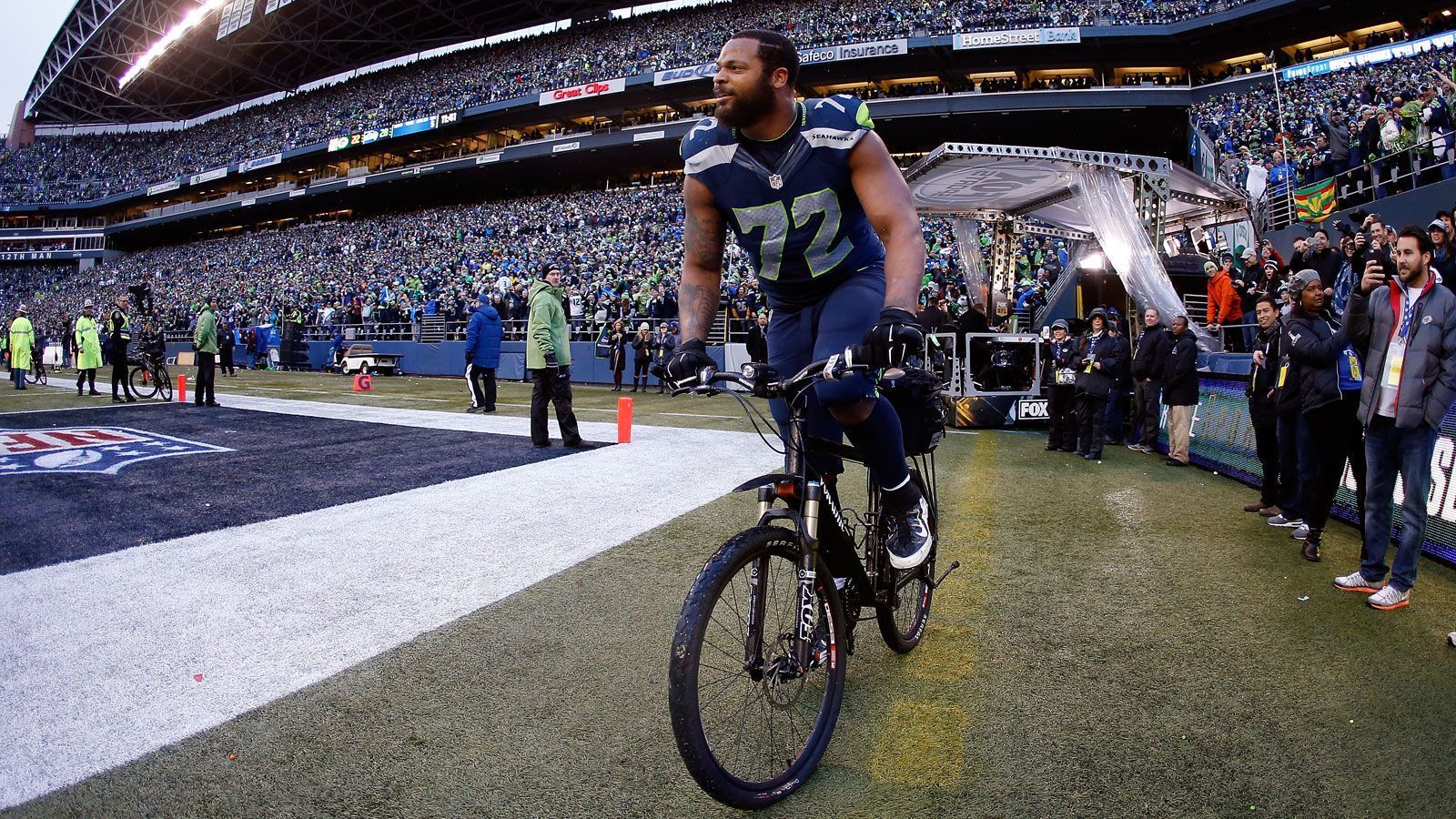 
                <strong>Michael Bennett</strong><br>
                Und weiter geht's in der Farbenlehre: Michael Bennett ist der "Black Santa". Der "Schwarze Weihnachtsmann" setzt seinen Spitznamen auch unter seine Autogramme. Warum weiß keiner so genau.
              