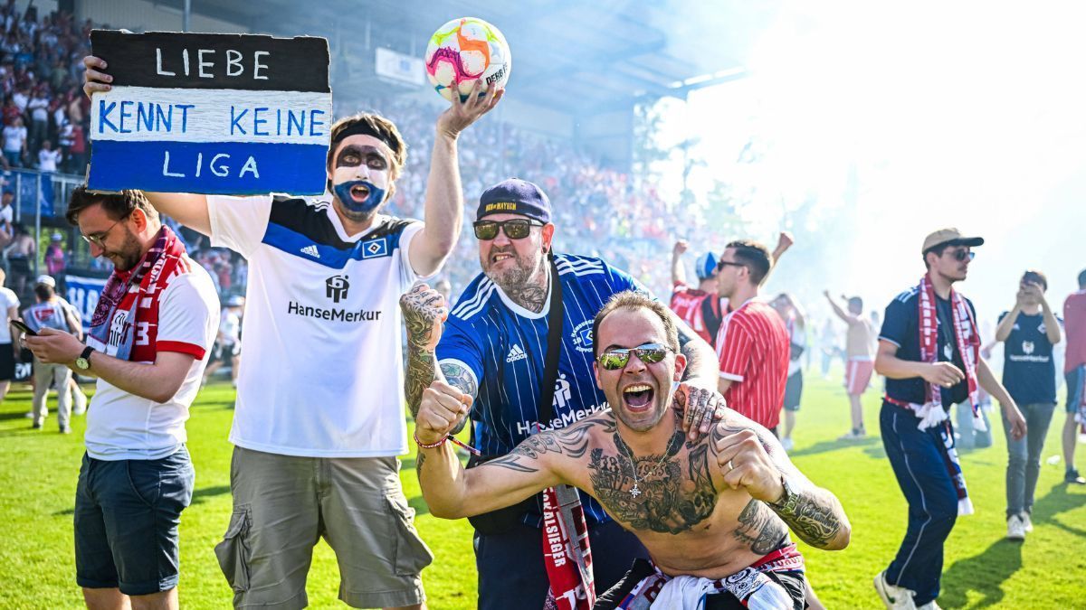 
                <strong>14. In Sandhausen denken die Hamburger weiter, alles sei gut</strong><br>
                Ekstase in Regensburg, maximale Verwirrung in Sandhausen. Der Stadionsprecher tönt laut, es steht 3:2 GEGEN Heidenheim! Also ist wieder alles gut für den Dino? Denkste.
              