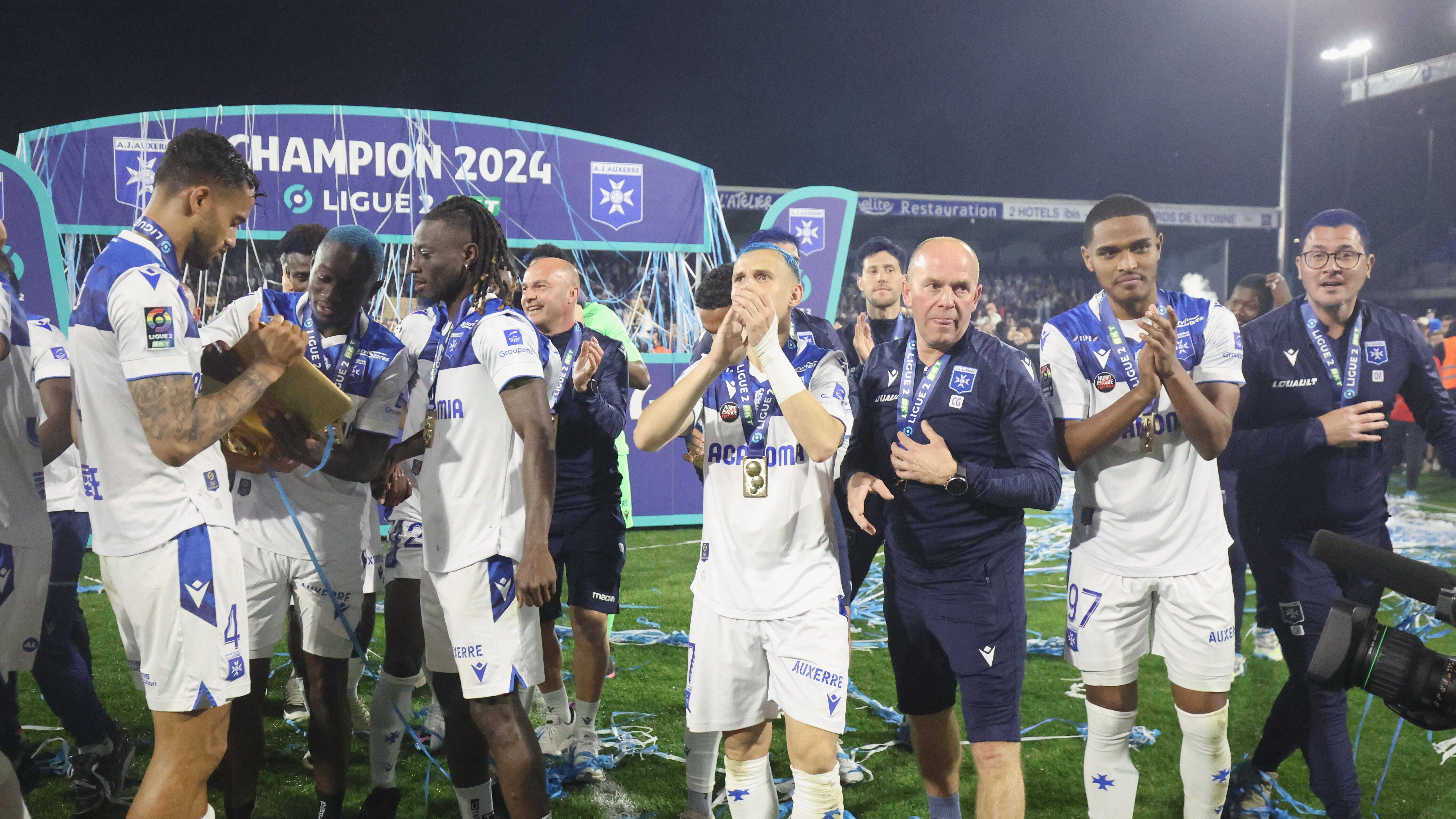 <strong>AJ Auxerre (Frankreich)</strong><br>Der frühere Meister AJ Auxerre hat als Meister der Ligue 2 den direkten Wiederaufstieg geschafft. Der Traditionsklub beendete die Saison mit 74 Punkten und damit mit sechs Punkten Vorsprung auf Platz 2. Erfolgreichster Torschütze von Auxerre war Ado Onaiwu&nbsp;mit 15 Treffern.&nbsp;
