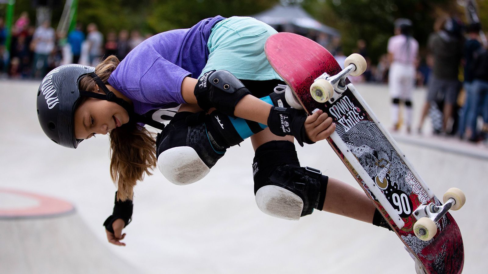 
                <strong>Lilly Stoephasius (Skateboard)</strong><br>
                Kurios ist auch die Geschichte der deutschen Teilnehmerin bei den diesjährigen Spielen in Tokio. Lilly Stoephasius ist gerade einmal 13 Jahre alt und wird damit zur jüngsten deutschen Olympia-Teilnehmerin der Geschichte. Als 40. der Damen-Weltrangliste kann sich die junge Berlinerin auch Chancen auf einen Erfolg ausrechnen.
              