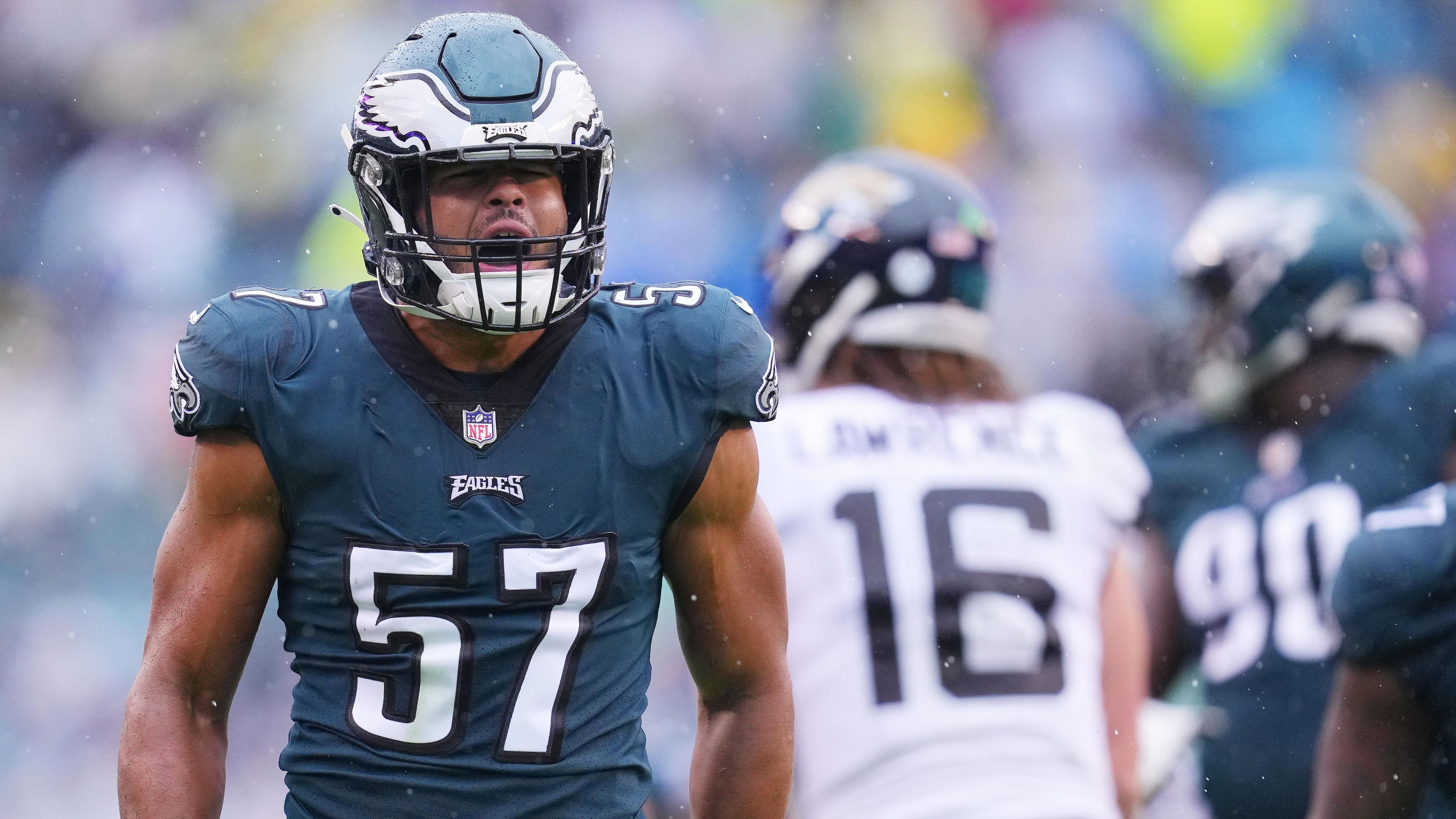 
                <strong>Philadelphia Eagles</strong><br>
                Aber Philadelphia stellt auch eine der besten Defenses der Liga. Linebacker T.J. Edwards (im Bild) steht bei 41 Tackles, sein Positions-Kollege Haason Reddick weist bereits drei Forced Fumbles auf. Auch in der Passverteidigung sind die Eagles gut besetzt - Stichwort Turnover: Die Cornerbacks um Darius Slay, James Bradberry und Avonte Maddox kommen auf fünf Interceptions.
              