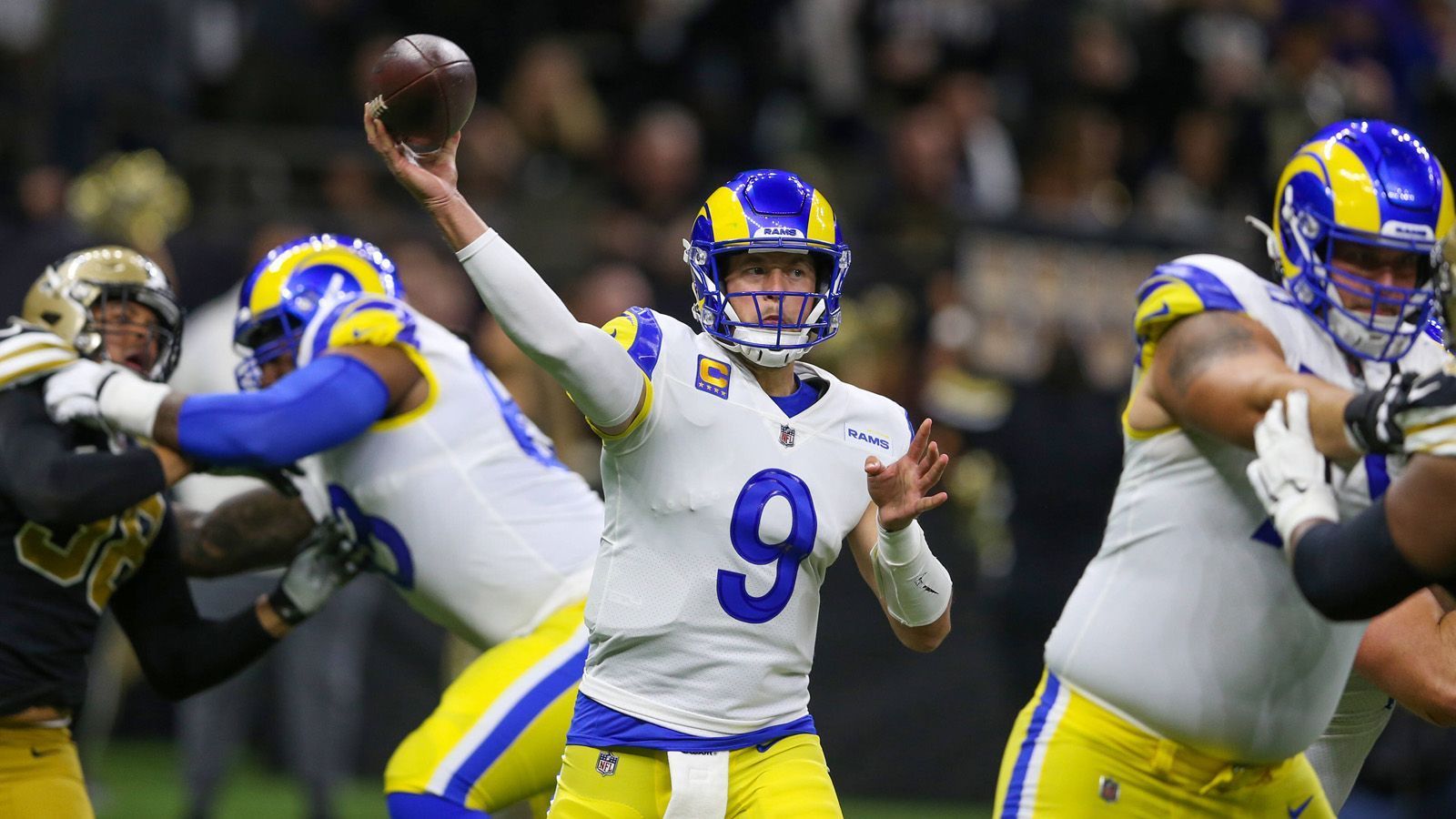 
                <strong>Detroit Lions via Los Angeles Rams: Pick 6</strong><br>
                Auch die Los Angeles Rams griffen für einen Quarterback tief in die Zukunfts-Tasche. Allerdings hat sich der Trade für Matthew Stafford gelohnt - mit ihm gewannen die Rams Super Bowl 56. Nach diesem Draft ist der Trade auch endgültig abbezahlt. Die Detroit Lions erhielten damals sowohl Jared Goff als auch einen Drittrundenpick 2021, einen Erstrundenpick 2022 und einen weiteren Erstrundenpick in diesem Jahr. Über diesen dürfen sich die Lions besonders freuen, denn dank der katastrophalen Rams-Saison darf Detroit an sechster Stelle ziehen.
              