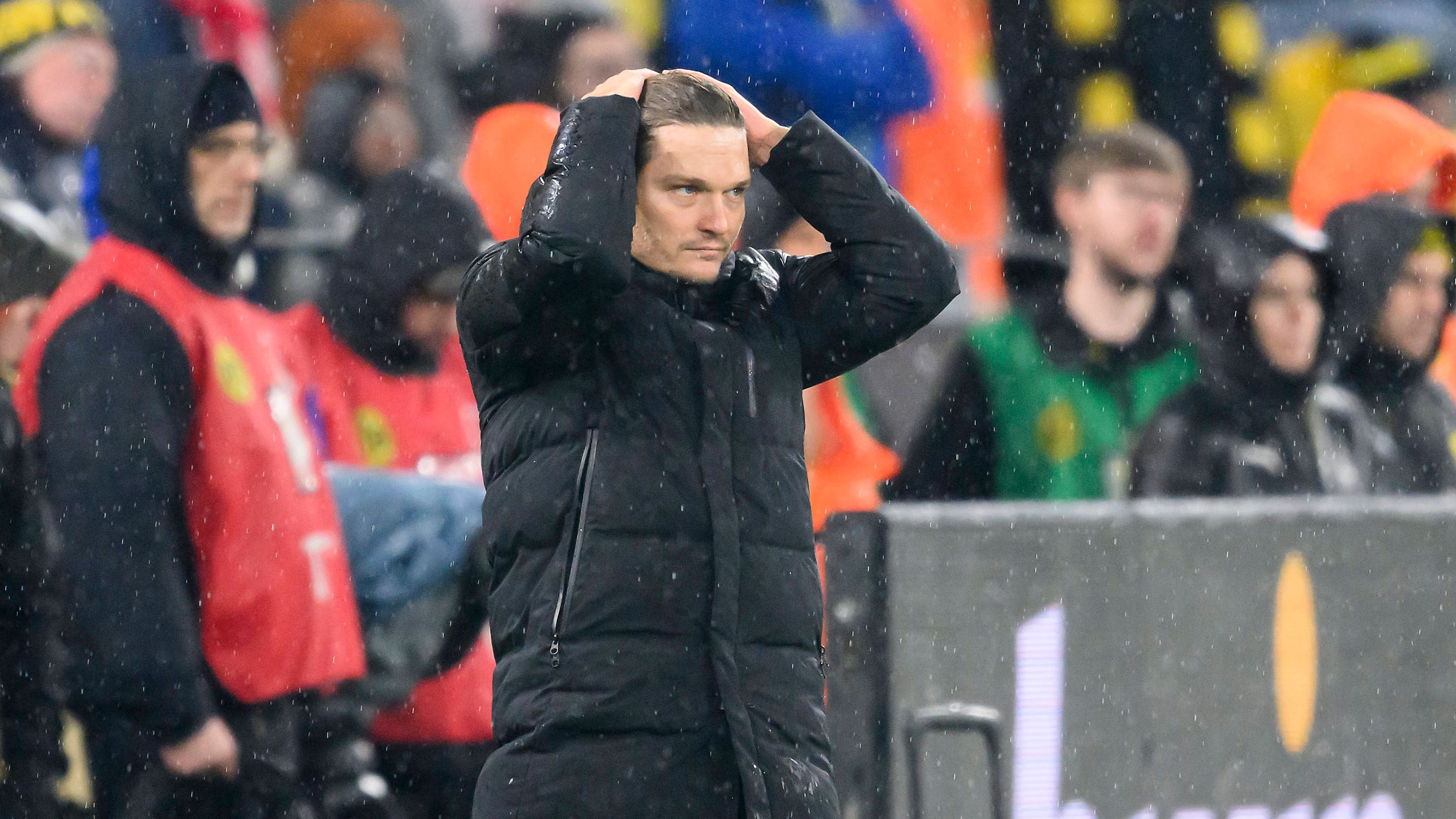 <strong>BVB: Edin Terzic und seine Achterbahnfahrt im Jahr 2023</strong><br>Für den Trainer von Borussia Dortmund endet das Kalenderjahr 2023 mit Sorgenfalten anstelle von weihnachtlicher Stimmung. Aus im DFB-Pokal, sechs Punkte Rückstand auf den vierten Platz in der Bundesliga, aber immerhin das Achtelfinale in der Champions League erreicht. Ein Jahresende, das zur Achterbahnfahrt des BVB passt. Ein Rückblick.