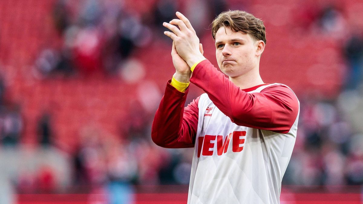 2. Fußball Bundesliga: 1. FC Köln - SV 07 Elversberg; 25.01.2025 Jonas Urbig (1. FC Köln, 40) applaudiert Richtung Kurve 2. Fußball Bundesliga, 1. FC Köln - SV 07 Elversberg, Köln, Rheinenergiestad...