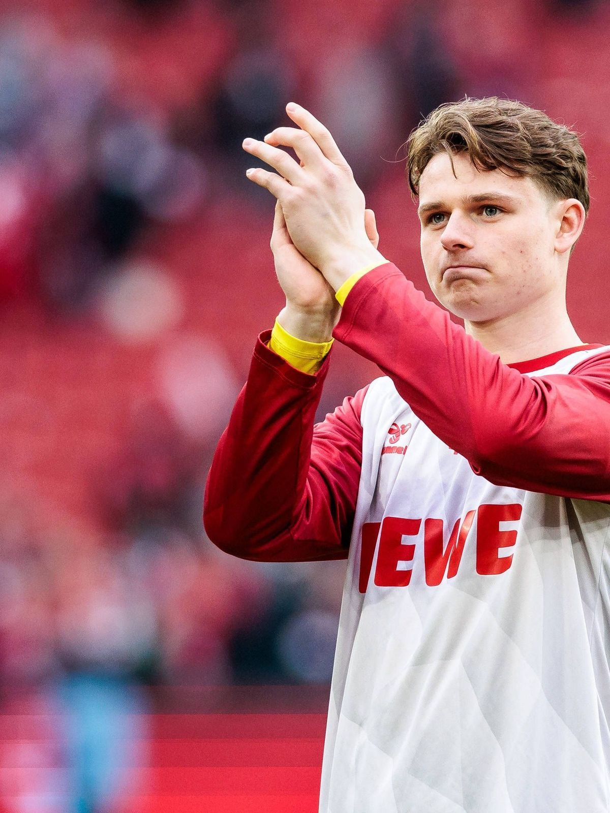 2. Fußball Bundesliga: 1. FC Köln - SV 07 Elversberg; 25.01.2025 Jonas Urbig (1. FC Köln, 40) applaudiert Richtung Kurve 2. Fußball Bundesliga, 1. FC Köln - SV 07 Elversberg, Köln, Rheinenergiestad...