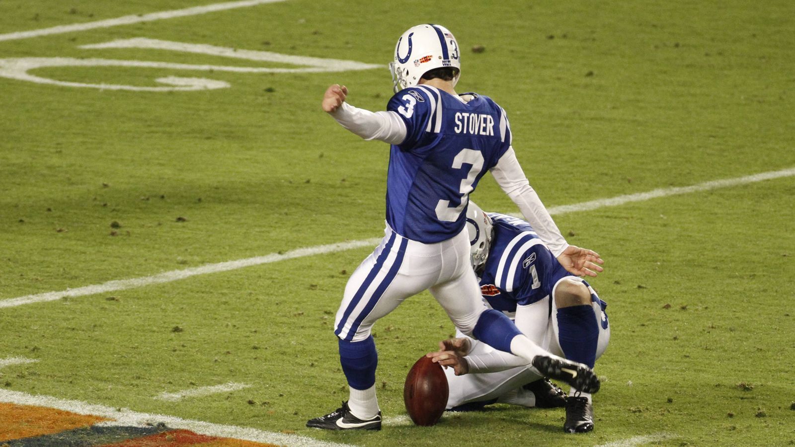 
                <strong>Platz 6: Matt Stover, 471 Field Goals</strong><br>
                Ein zweifacher Super-Bowl-Champion steht an Rang sechs der Liste. Matt Stover gewann jeweils mit den Baltimore Ravens und den New York Giants (Stand im Finale auf der Injured-Reserve-Liste) die Vince Lombardi Trophy. Während seiner Karriere machte er außerdem bei den Indianapolis Colts Halt. Das Besondere: Als er im Jahr 2011 seine Karriere als NFL-Kicker beendete, war er der letzte Spieler, der für die Ravens vor ihrem Umzug nach Baltimore gespielt hatte (zuvor spielte die Franchise unter dem Namen Cleveland Browns in Cleveland).
              