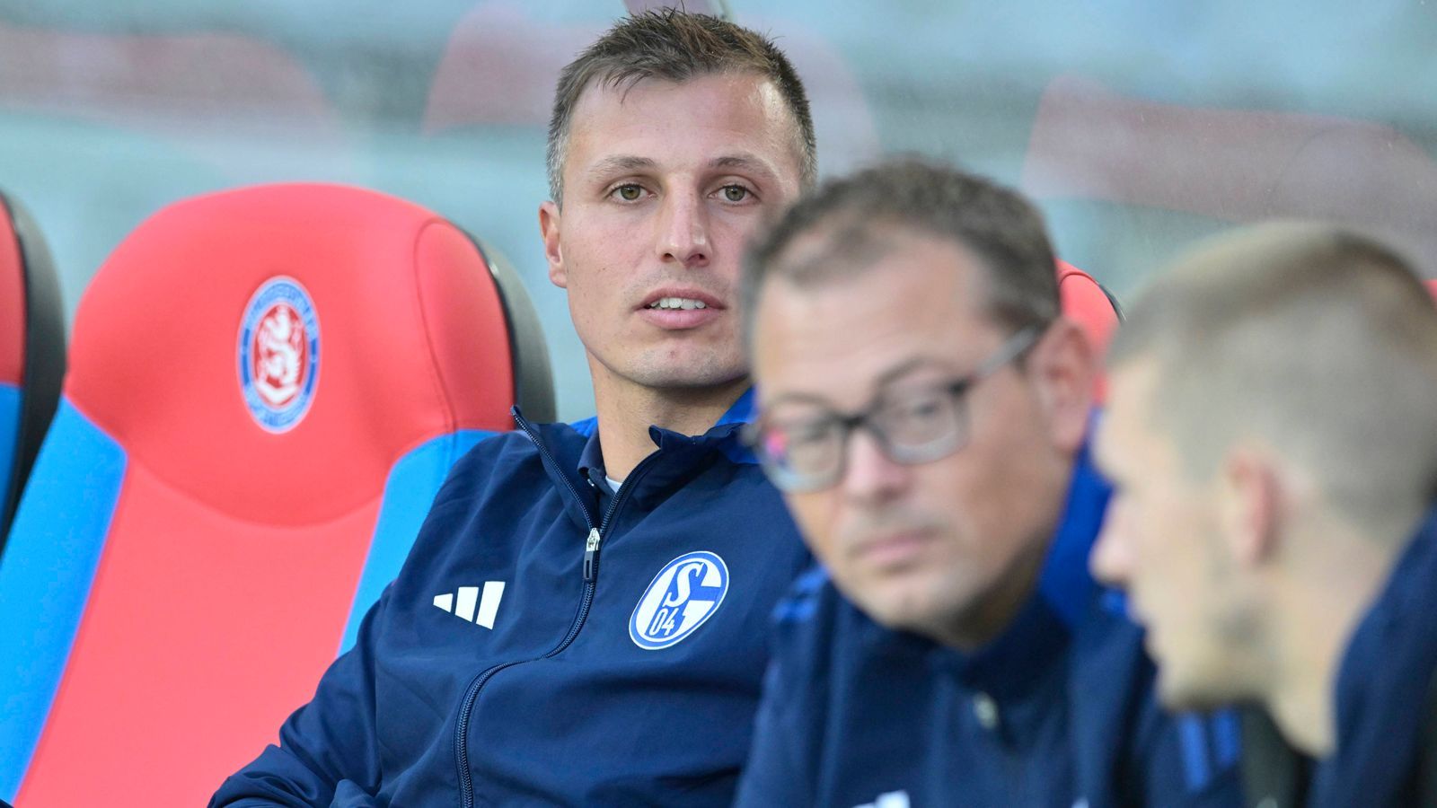 <strong>Jakob Fimpel</strong><br>Als Interimslösung wurde nach der Trennung von Karel Geraerts zunächst Jakob Fimpel bestimmt. Der 35-Jährige coachte bislang die zweite Mannschaft der Schalker in der Regionalliga West, ist seit 2013 als Trainer im Nachwuchsbereich bei den "Knappen" beschäftigt...