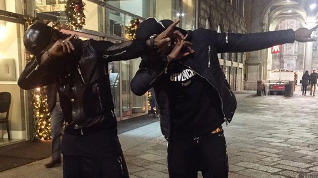 
                <strong>Mario Balotelli</strong><br>
                Auch Mario Balotelli hat das Dab-Fieber angesteckt. Er präsentiert den Double-Dab mit einem guten Freund, der Experte im Dab-Dancing ist ...
              