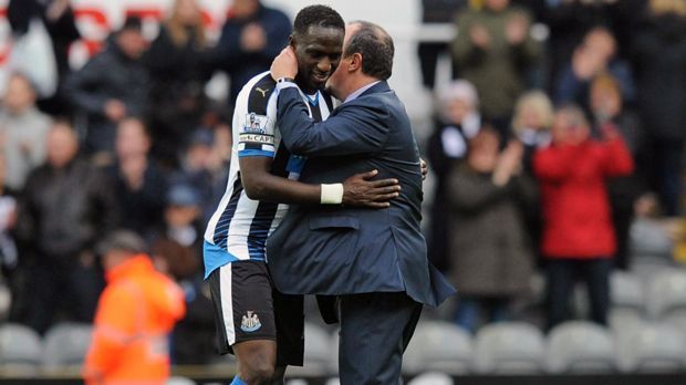 
                <strong>Newcastle-Coach Benitez bekommt Autogramm von Spieler-Sohn</strong><br>
                Sportlich war der Abend auch für Papa Sissoko (l.) ein Erfolg. Newcastle holte gegen Manchester City immerhin einen Punkt und kann so immer noch den Klassenerhalt schaffen. Doch der Star des Abends war nicht der senegalesische Nationalspieler, sondern definitiv sein Sohn an der Seitenlinie.
              
