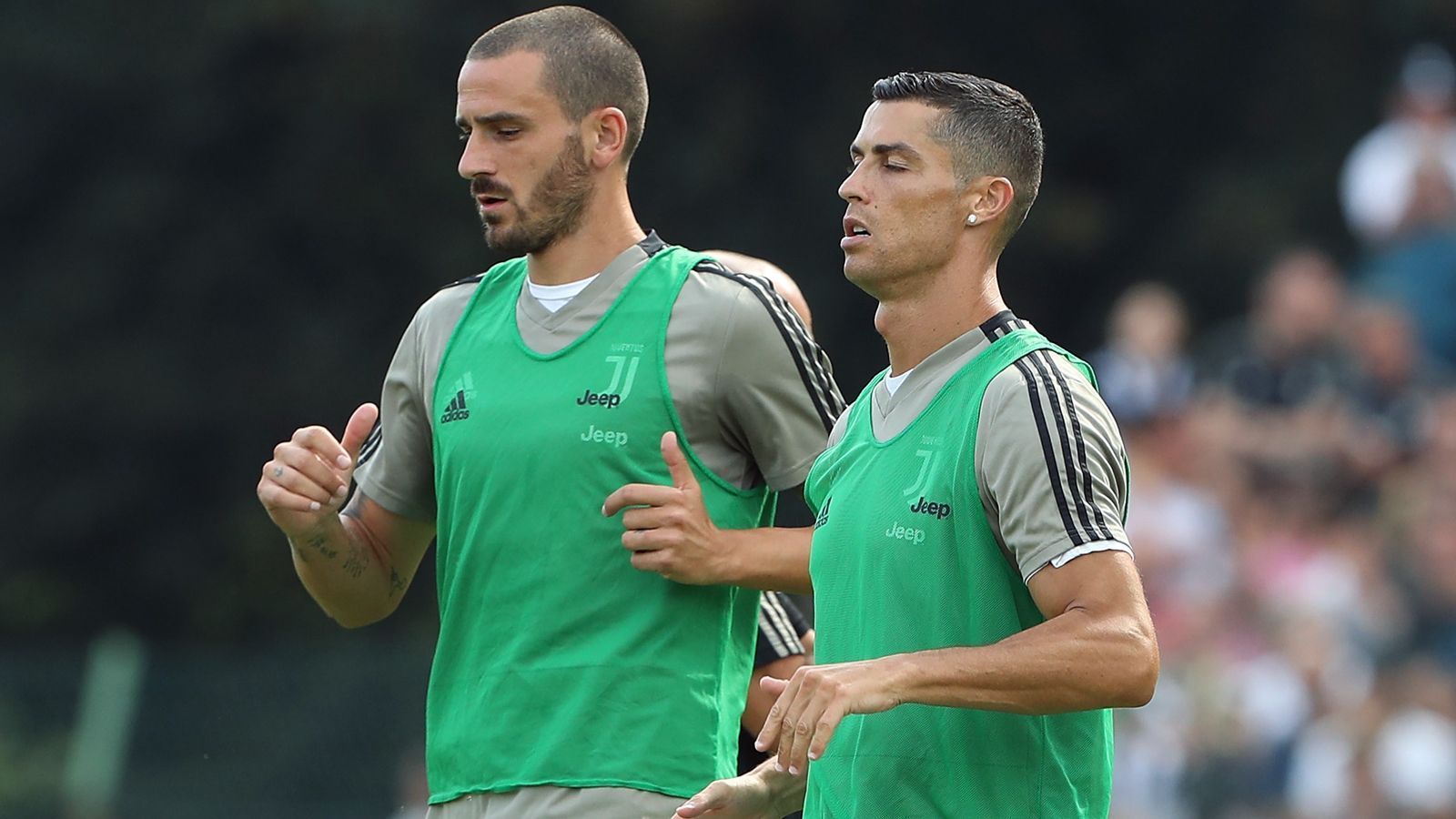 
                <strong>Juventus Turin: So lief das CR7-Debüt</strong><br>
                Neuzugänge unter sich: Cristiano Ronaldo (re.) und Rückkehrer Leonardo Bonucci standen in der Startelf von Juventus Turin beim Testspiel gegen die B-Elf, die in dieser Saison erstmals in der dritthöchsten Spielklasse Italiens mitmischt.
              