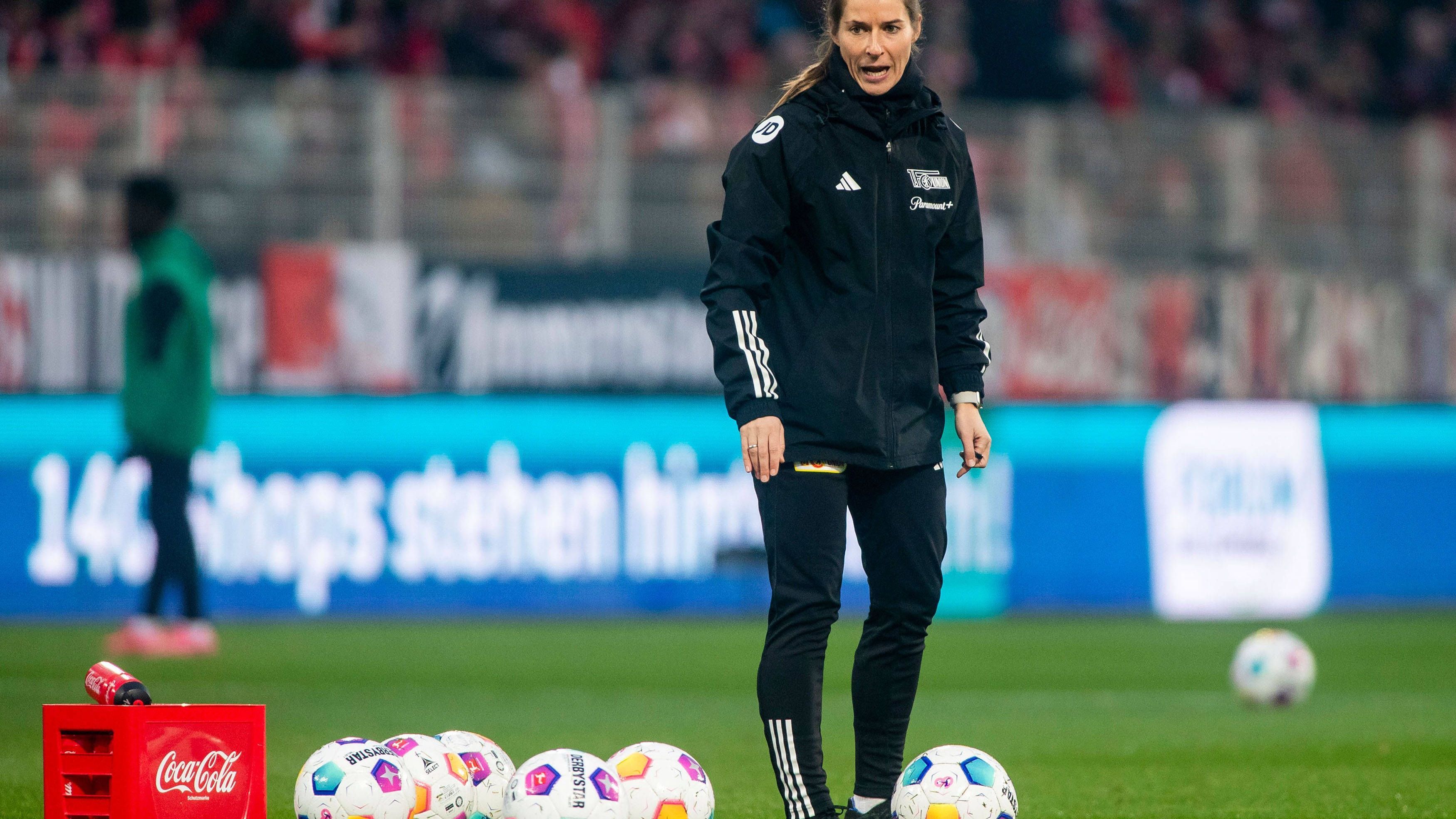 <strong>Marie-Louise Eta schreibt Bundesliga-Geschichte</strong><br>Eta machte vor dem Spiel einen hochkonzentrierten Eindruck. Dass ihr Debüt durchaus historisch war, dürfte sie während des Spiels nicht sonderlich interessiert haben.