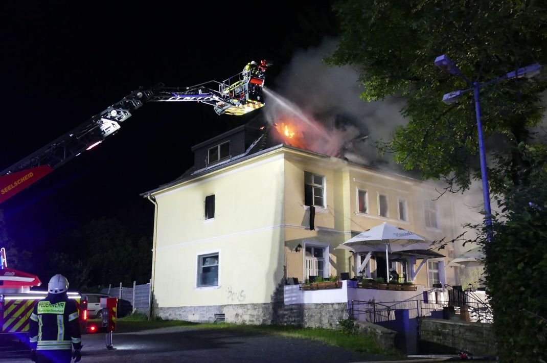 22. Juli 2024, Nordrhein-Westfalen, Neunkirchen: Einsatzkräfte löschen den Brand in einer Gaststätte.