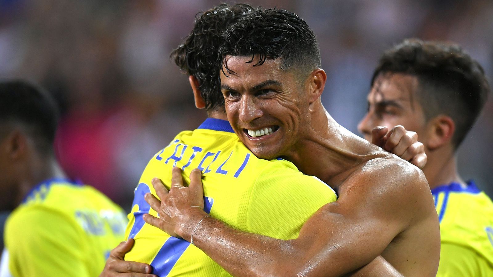 
                <strong>Juventus Turin (Italien)</strong><br>
                Die "Alte Dame" wurde entthront! Nach neun Serie-A-Titeln in Folge stürzte Juventus Turin in der Vorsaison auf Platz 4 ab - trotz Superstar Cristiano Ronaldo (re.). Trotzdem reichte es für die Italiener am Ende zur erneuten Qualifikation für die Champions League. Nach der schwachen Vorsaison musste auch Trainer Andrea Pirlo gehen, stattdessen hat nun wieder Ex-Trainer Massimiliano Allegri bei Juve das Sagen. 
              