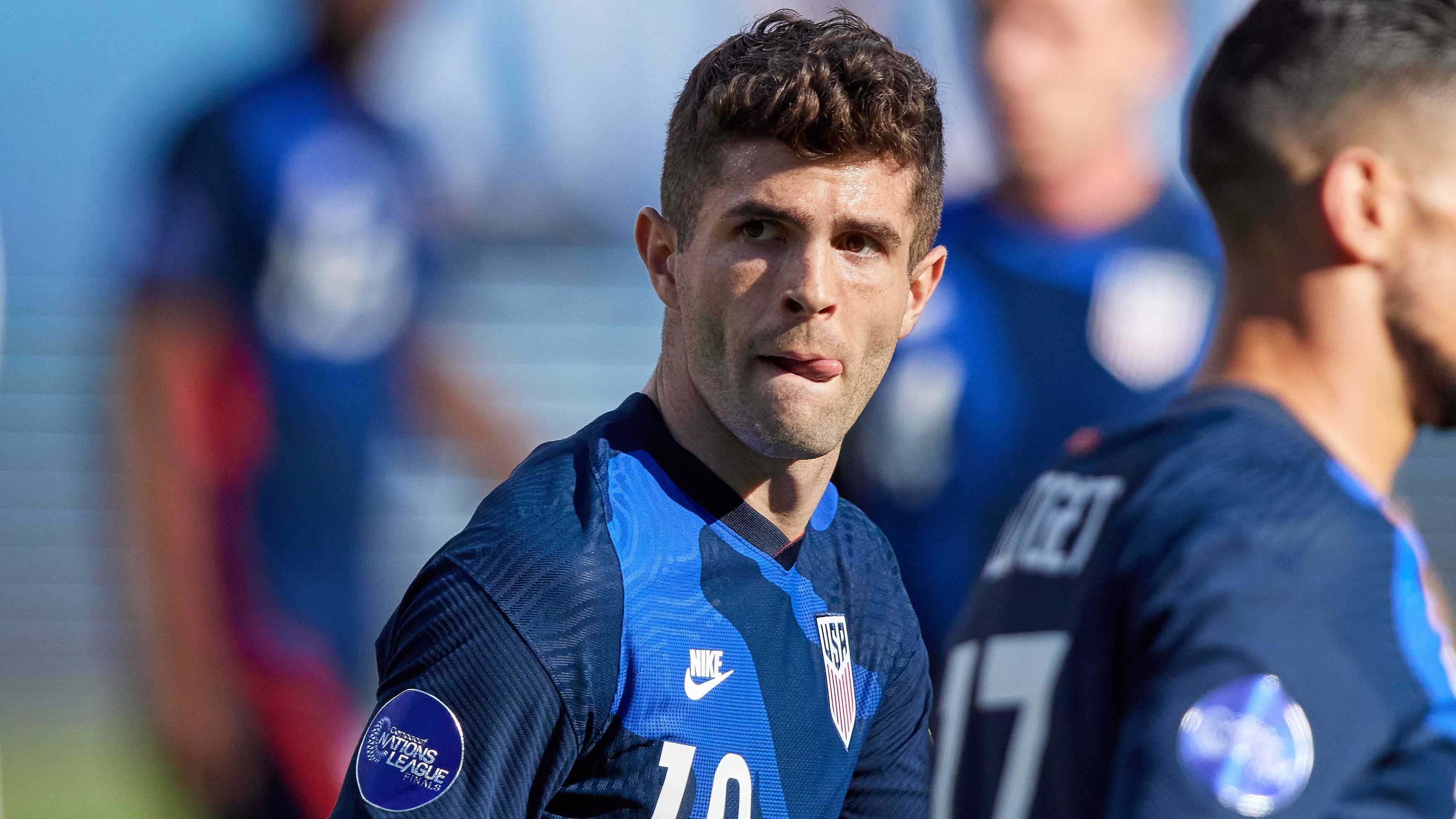 
                <strong>Christian Pulisic (FC Chelsea)</strong><br>
                Der 22-Jährige ist schon lange kein Talent mehr und mit dem FC Chelsea kürzlich erst Champions-League-Sieger geworden. Im Nations-League-Finale gegen Mexiko erzielte er in der 114. Minute den goldenen Treffer für die USA und fuhr damit den nächsten Titel innerhalb Wochen ein. Mit seinen 50 Millionen Euro Marktwert ist er der wertvollste Spieler im Aufgebot der US-Boys und wird bei der Heim-WM in fünf Jahren im allerbesten Fußballer-Alter sein. Als Kapitän der Mannschaft soll der ehemalige Dortmunder das Team zu großen Erfolgen führen.
              