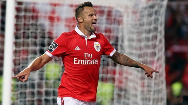 
                <strong>Haris Seferovic (Benfica Lissabon)</strong><br>
                Weil Konkurrent Konstantinos Mitroglou verletzt fehlt, kann Benfica Lissabons Haris Seferovic derzeit Pluspunkte sammeln - und genau das macht der Schweizer auch. Der Ex-Frankfurter traf zuletzt schon im portugiesischen Supercup und auch im ersten Liga-Spiel schlug der 25-Jährige auf Anhieb zu. Seferovic brachte den Meister gegen Braga in der 15. Minute in Führung und leitete so den späteren 3:1-Erfolg ein.
              