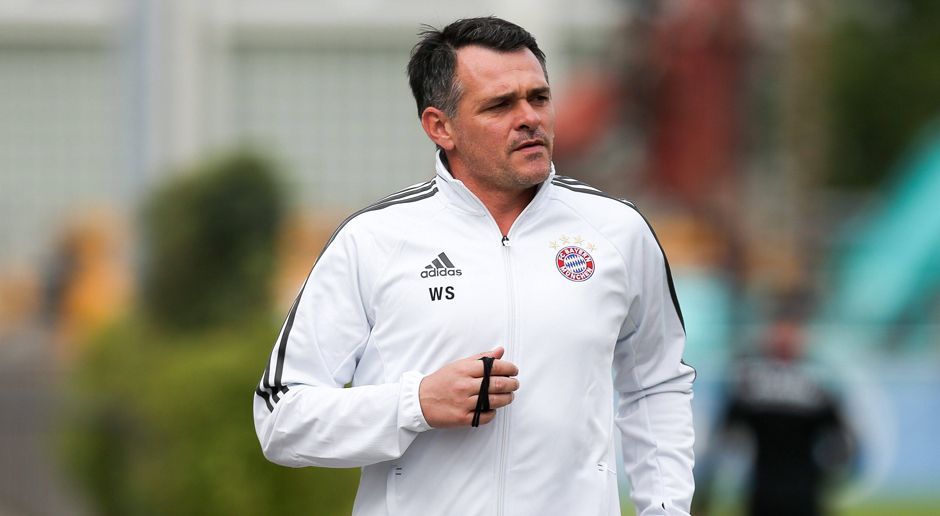 
                <strong>Willy Sagnol</strong><br>
                Klar ist, dass die Bayern Willy Sagnol nur als Interimslösung sehen. Denn nach der Länderspielpause wollen die Münchner einen Nachfolger für den entlassenen Carlo Ancelotti präsentieren. Zumindest sagt das Präsident Uli Hoeneß. Aber wer käme denn außer den vorher genannten noch in Frage?
              