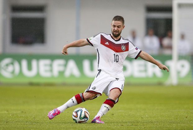 
                <strong>Mittelfeld: Marc Stendera - Vier EM-Einsätze</strong><br>
                Marc Stendera ist derzeit der jüngste Bundesliga-Profi. Gab mit 17 sein Debüt bei Eintracht Frankfurt, sorgte in zehn Bundesliga-Einsätzen für Aufsehen - und riss sich dann das Kreuzband. Ist wieder zurück und führt mit feinen Pässen und starker Schusstechnik Regie bei der U19.
              