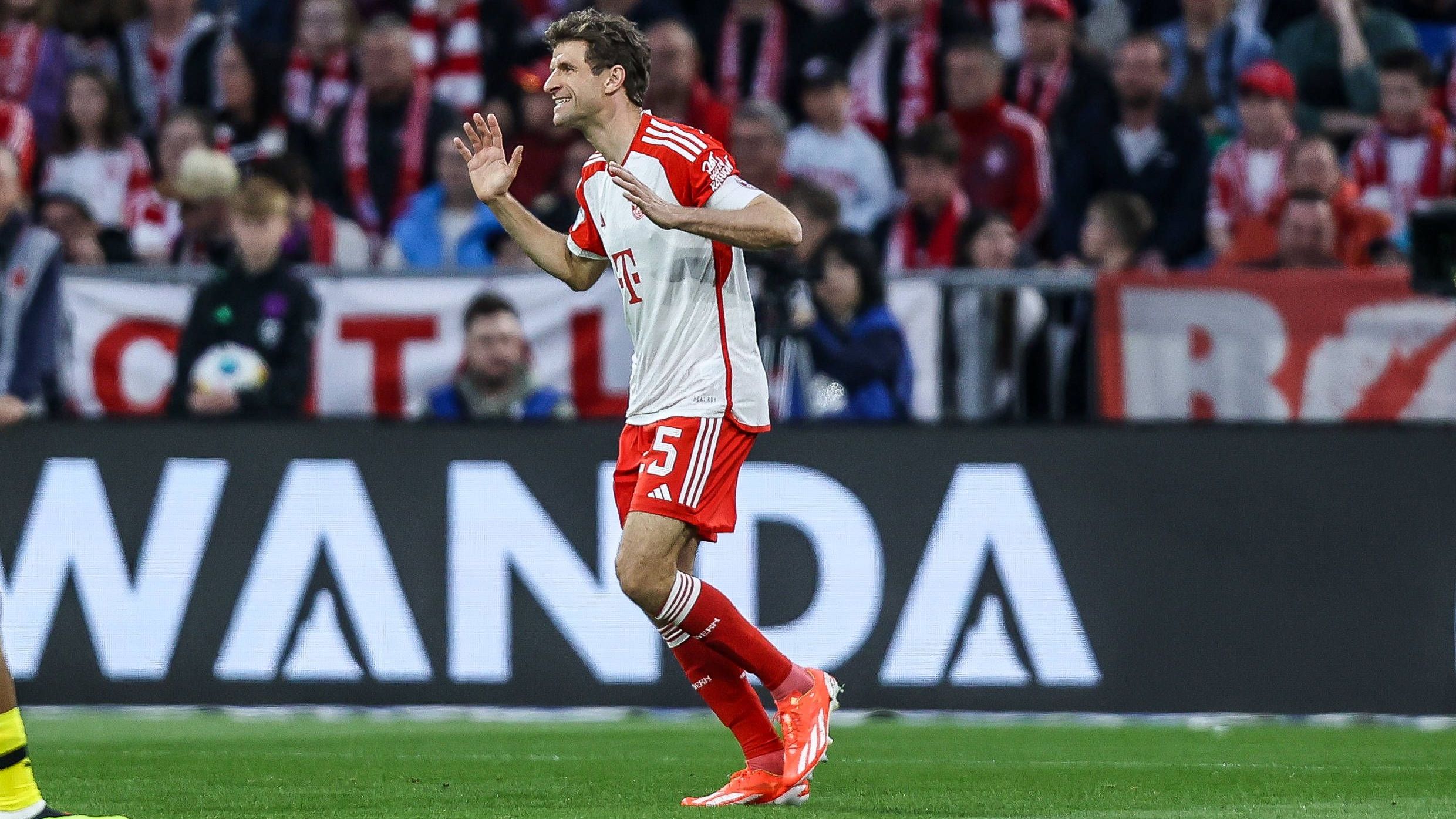 <strong>Thomas Müller (FC Bayern München)</strong><br>Verliert vor dem 0:1 unnötig den Ball in der Vorwärtsbewegung. Danach wie immer mit großem Engagement, der letzte Pass kommt aber eben so wenig wie zwingende Torchancen. Wird daher nach 63 Minuten ebenfalls ausgetauscht, als Tel ihn ersetzt.<strong><em> ran</em>-Note: 4</strong>