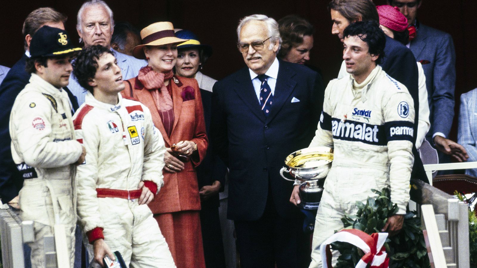 
                <strong>1982: Scheinbar keiner will gewinnen</strong><br>
                An der Spitze des Großen Preises von Monaco war es im Jahr 1982 wie verflucht. Erst führte Serien-Weltmeister Alain Prost bis in die 74. und drittletzte Runde, dann krachte der Franzose in die Leitplanke. Riccardo Patrese übernahm die Führung, drehte sich allerdings kurz Zeit später und würgte seinen Motor ab. Neuer Führender war Didier Pironi, doch in der Tunnelausfahrt ging ihm der Sprit aus. Auf Platz eins fuhr nun Andrea de Cesaris, doch auch sein Tank war Augenblicke später leer. Derek Daly führte das Rennen dann an, doch nach einer Kollision mit der Leitplanke musste auch er aufgeben. Es gewann Patrese, der seinen Motor wieder zum Laufen brachte und als Erster durch das Ziel fuhr. Pironi und de Cesaris wurden als Zweiter und Dritter gewertet, weil sie eine ausreichende Distanz zurückgelegt hatten. 
              